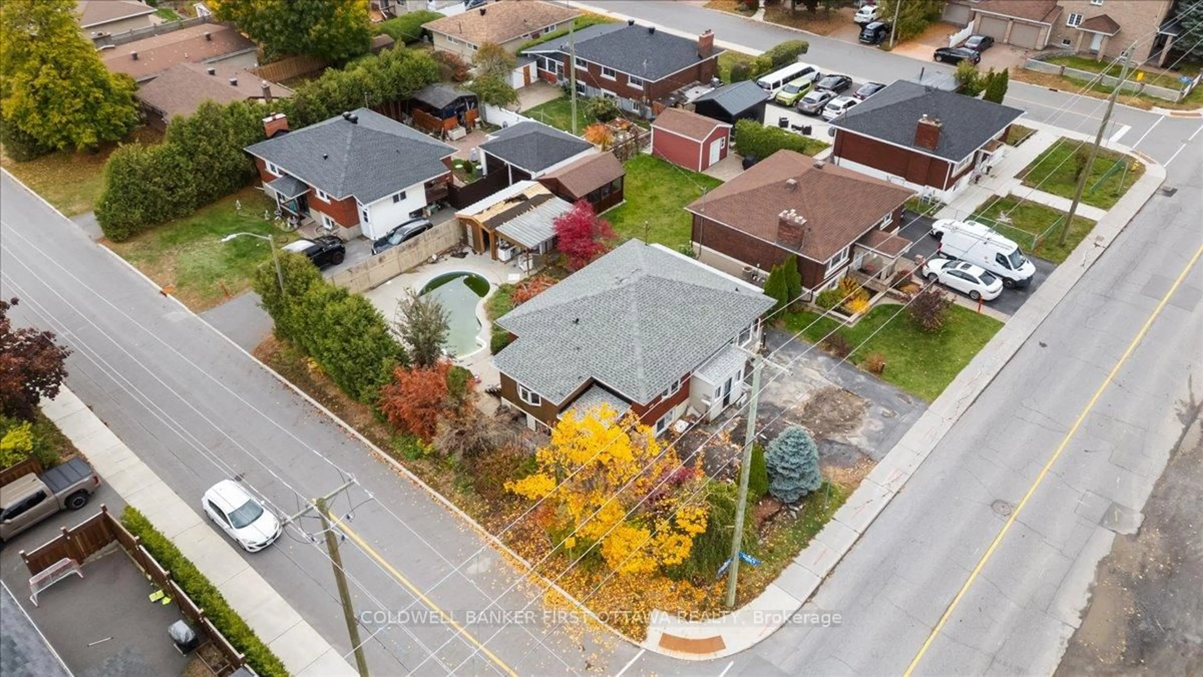 A pic from outside/outdoor area/front of a property/back of a property/a pic from drone, street for 450 Tremblay Rd, Ottawa Ontario K1G 0C9