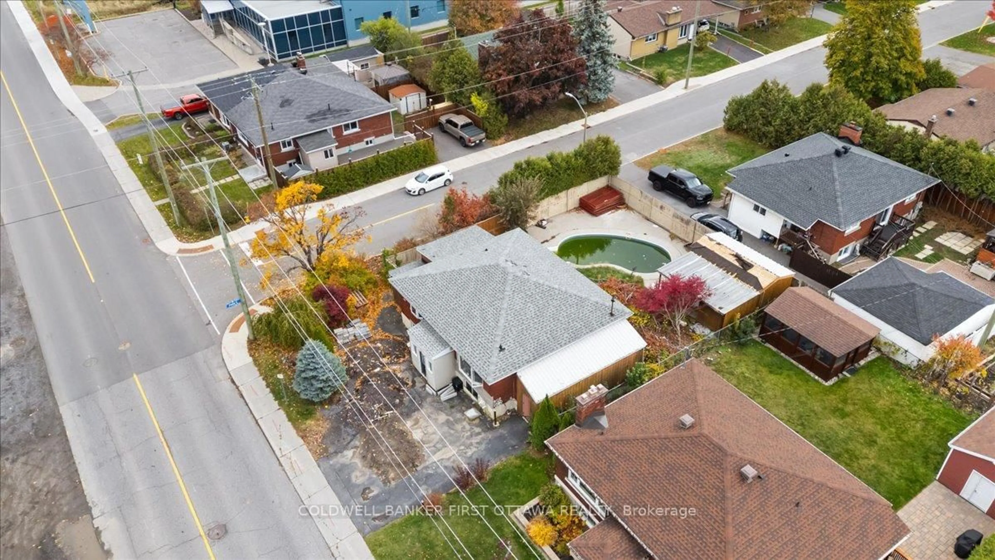 A pic from outside/outdoor area/front of a property/back of a property/a pic from drone, street for 450 Tremblay Rd, Ottawa Ontario K1G 0C9