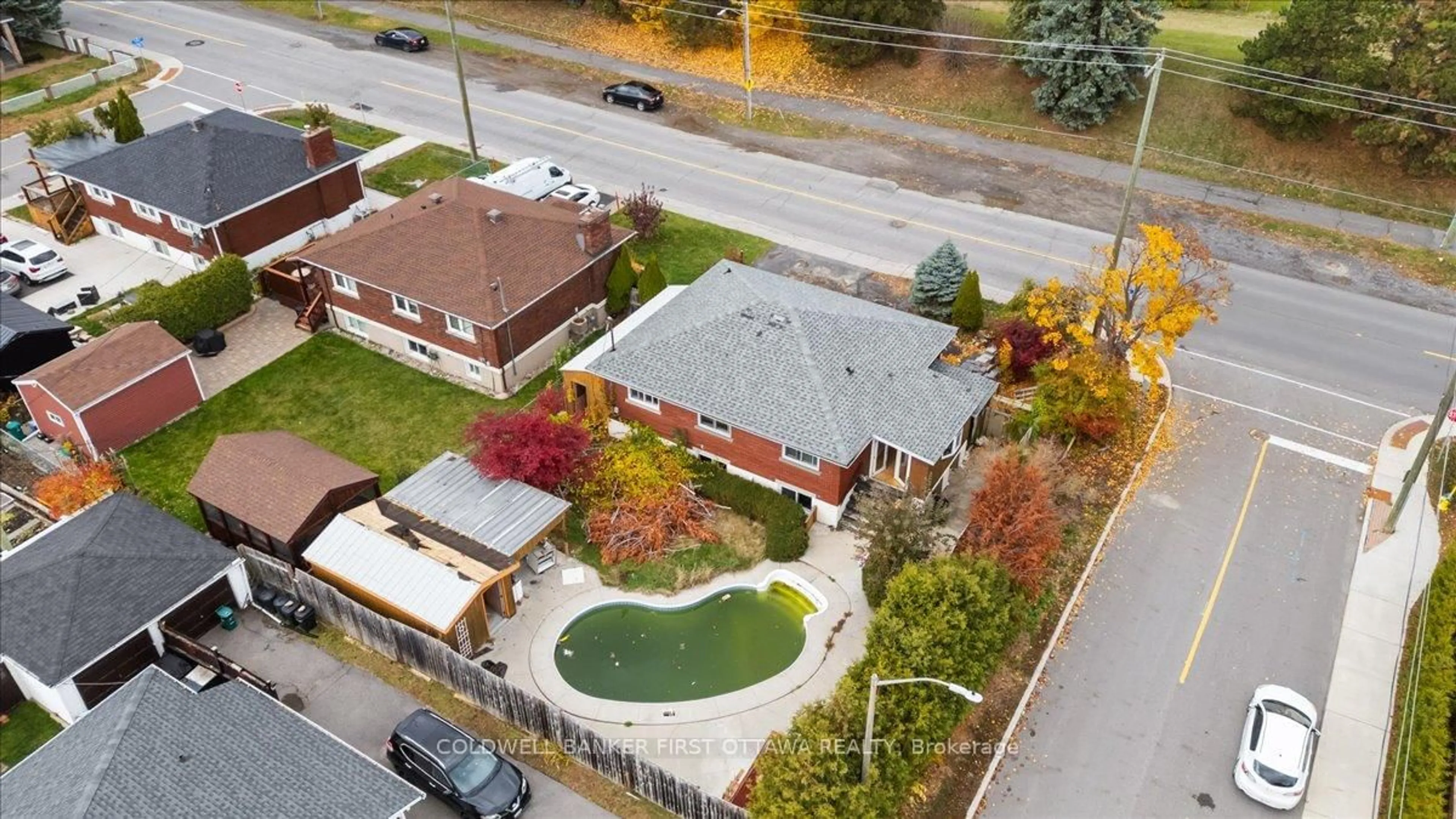 A pic from outside/outdoor area/front of a property/back of a property/a pic from drone, street for 450 Tremblay Rd, Ottawa Ontario K1G 0C9
