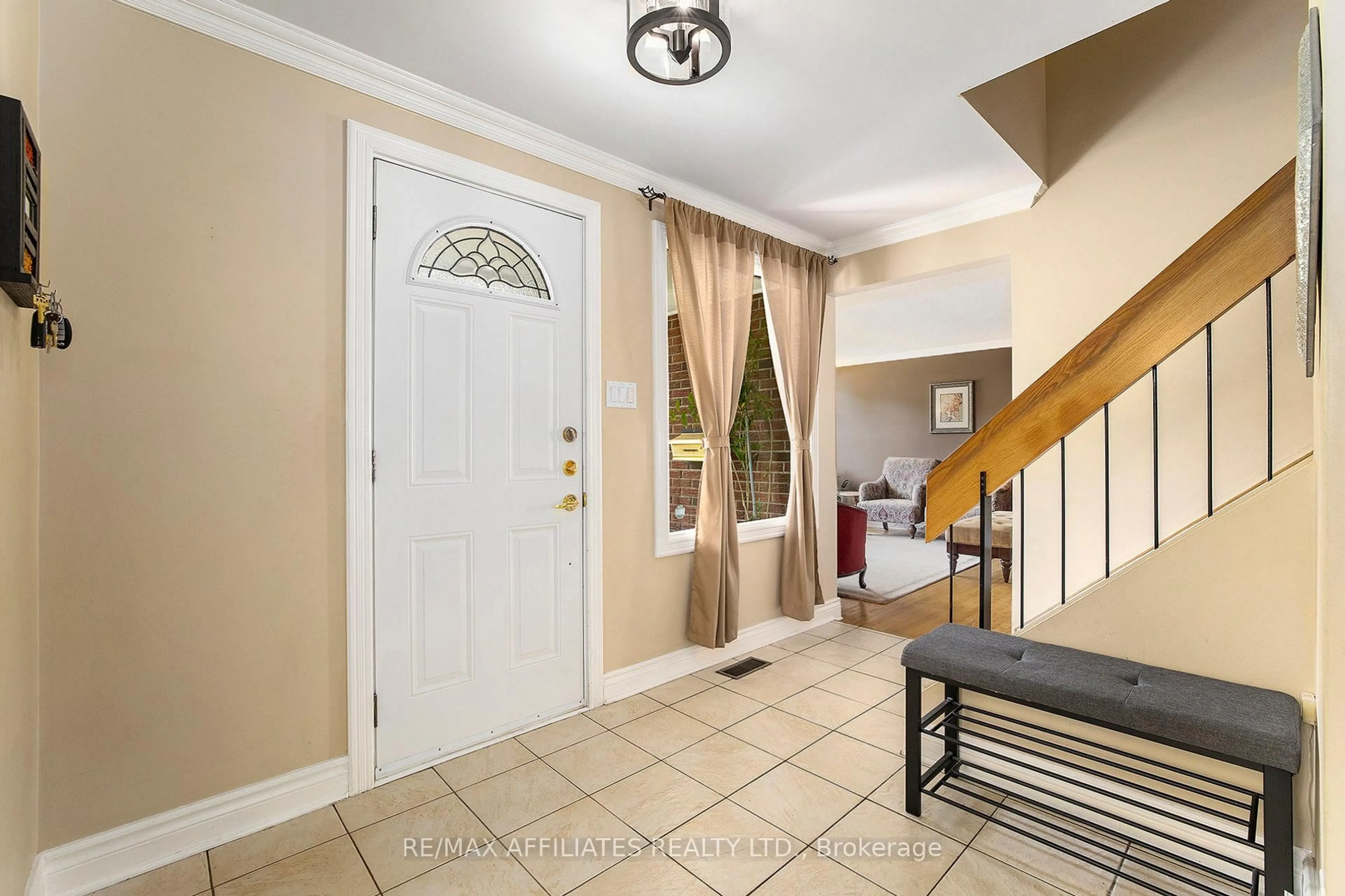 Indoor entryway for 23 SIOUX Cres, Ottawa Ontario K2H 7E4