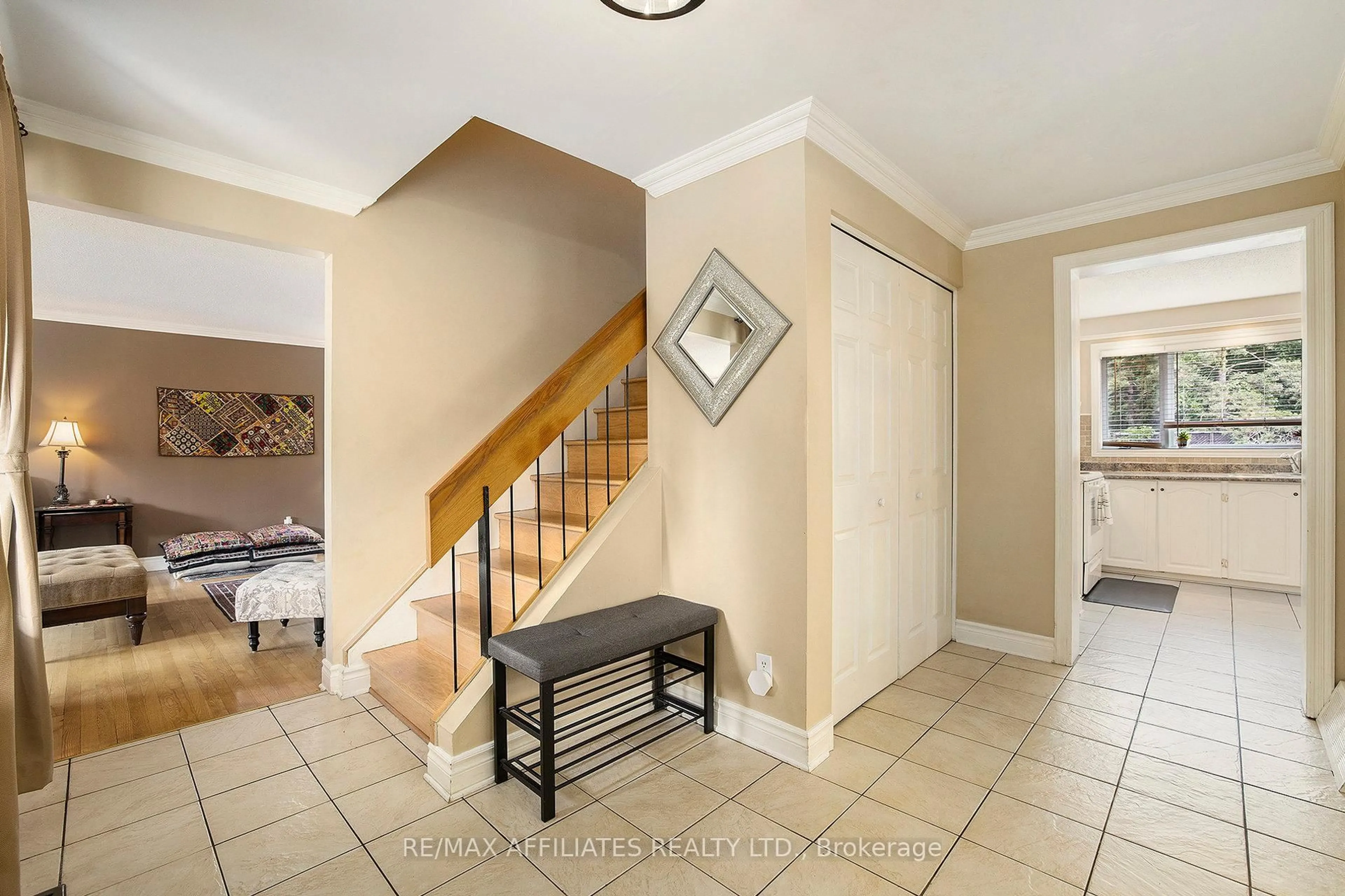 Indoor entryway for 23 SIOUX Cres, Ottawa Ontario K2H 7E4