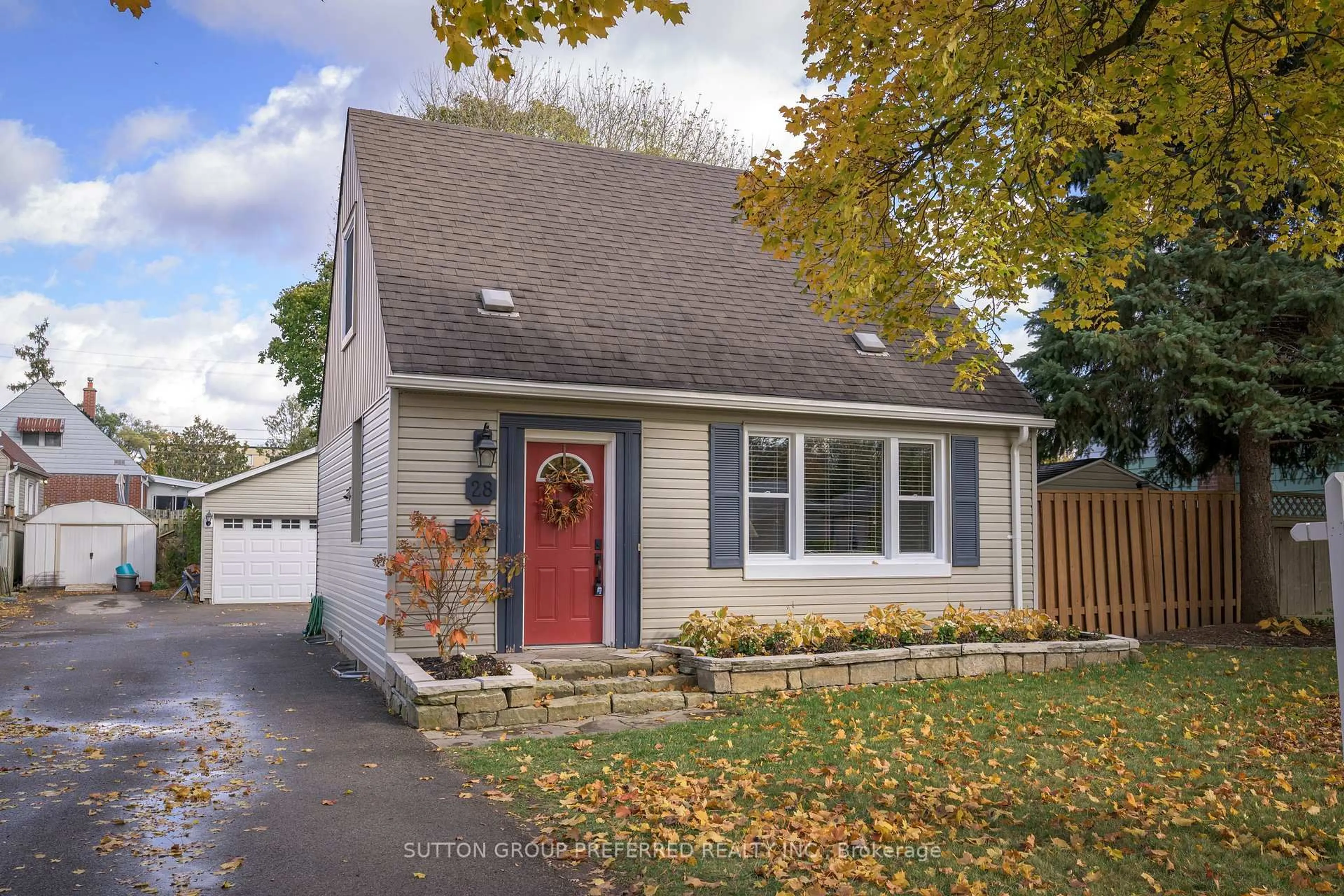 Home with vinyl exterior material, street for 28 Apeldoorn Cres, London East Ontario N5Y 2B6