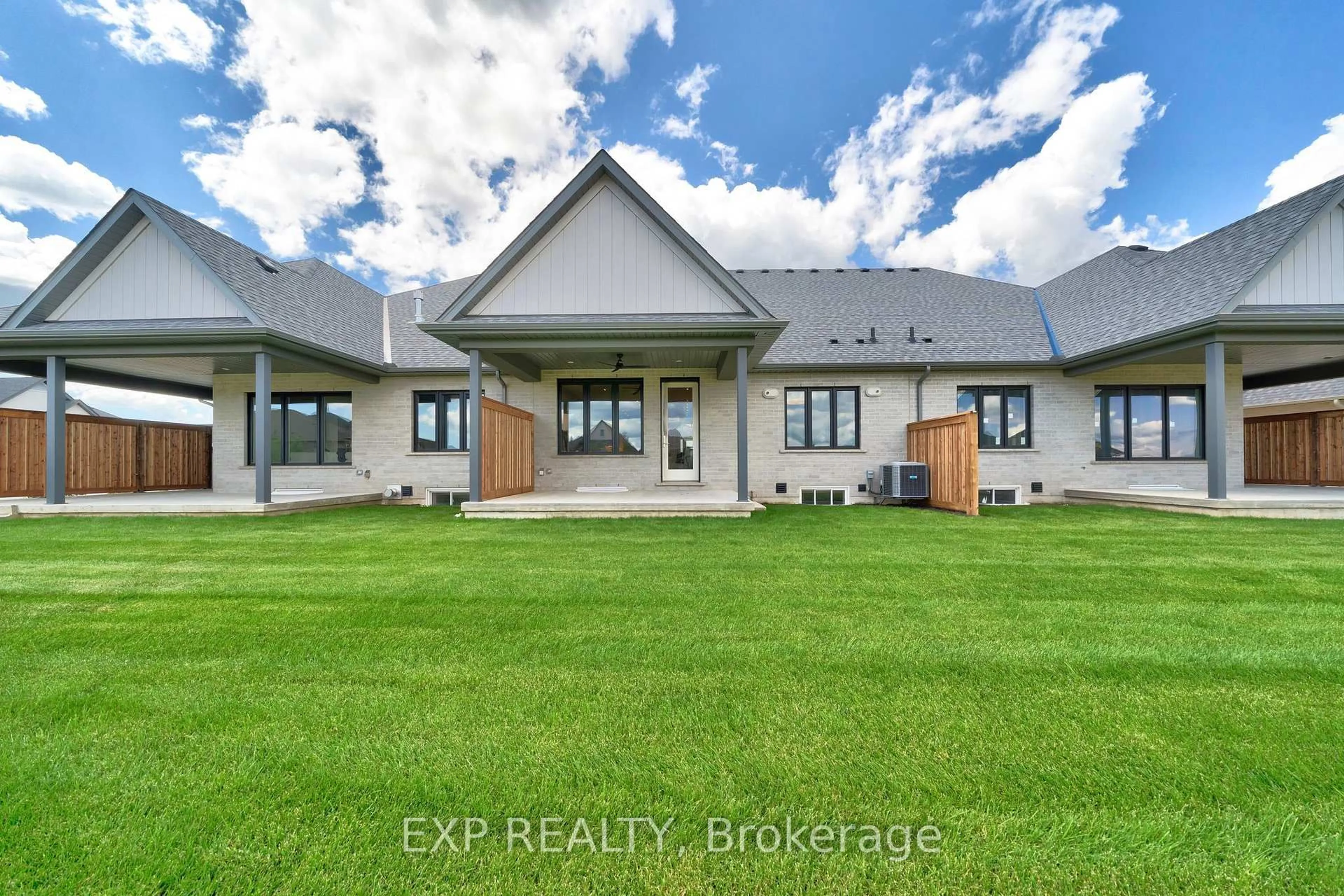 A pic from outside/outdoor area/front of a property/back of a property/a pic from drone, building for 296 Perth Tr #H, Welland Ontario L3B 6G5