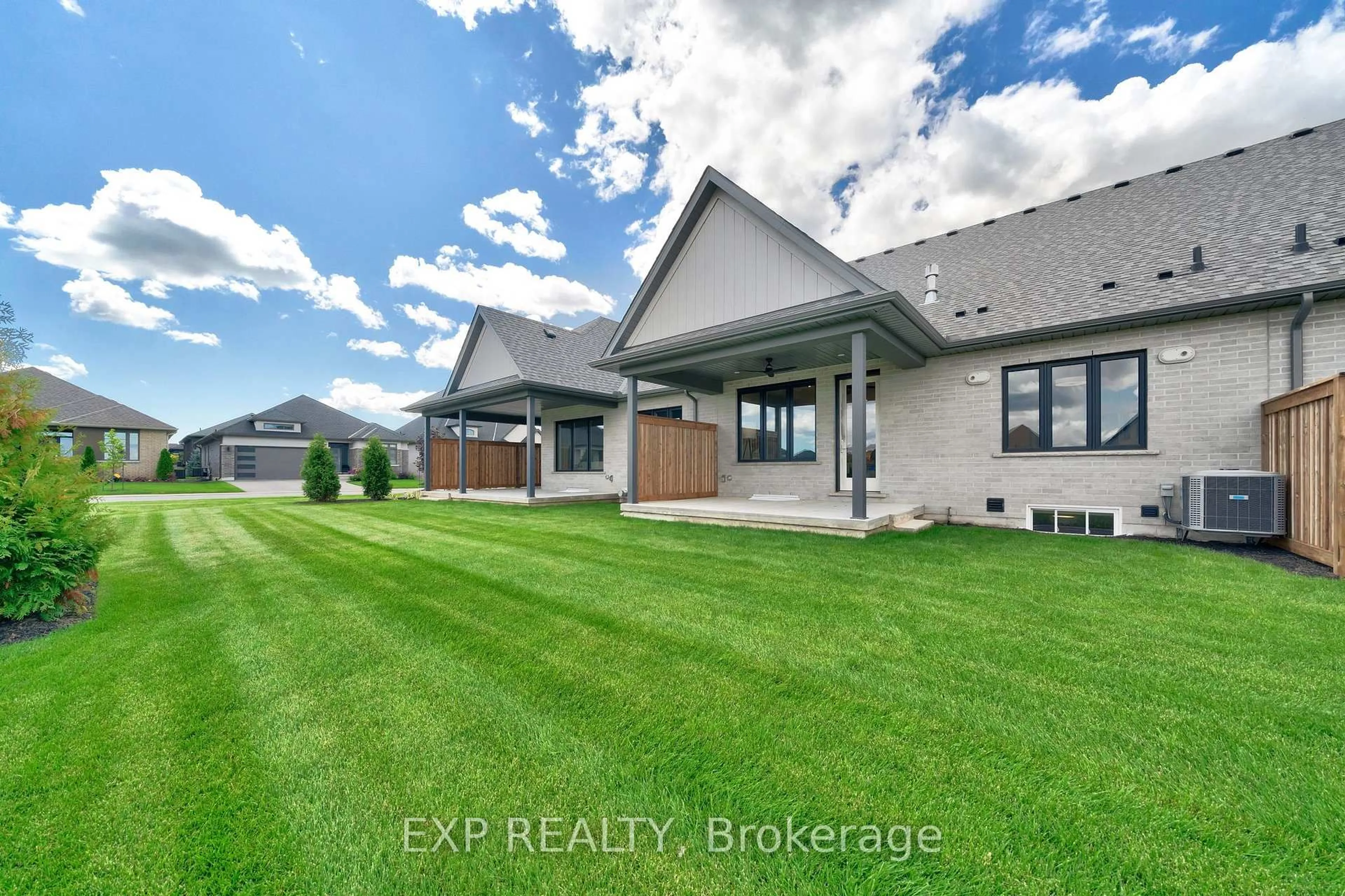 A pic from outside/outdoor area/front of a property/back of a property/a pic from drone, building for 296 Perth Tr #H, Welland Ontario L3B 6G5