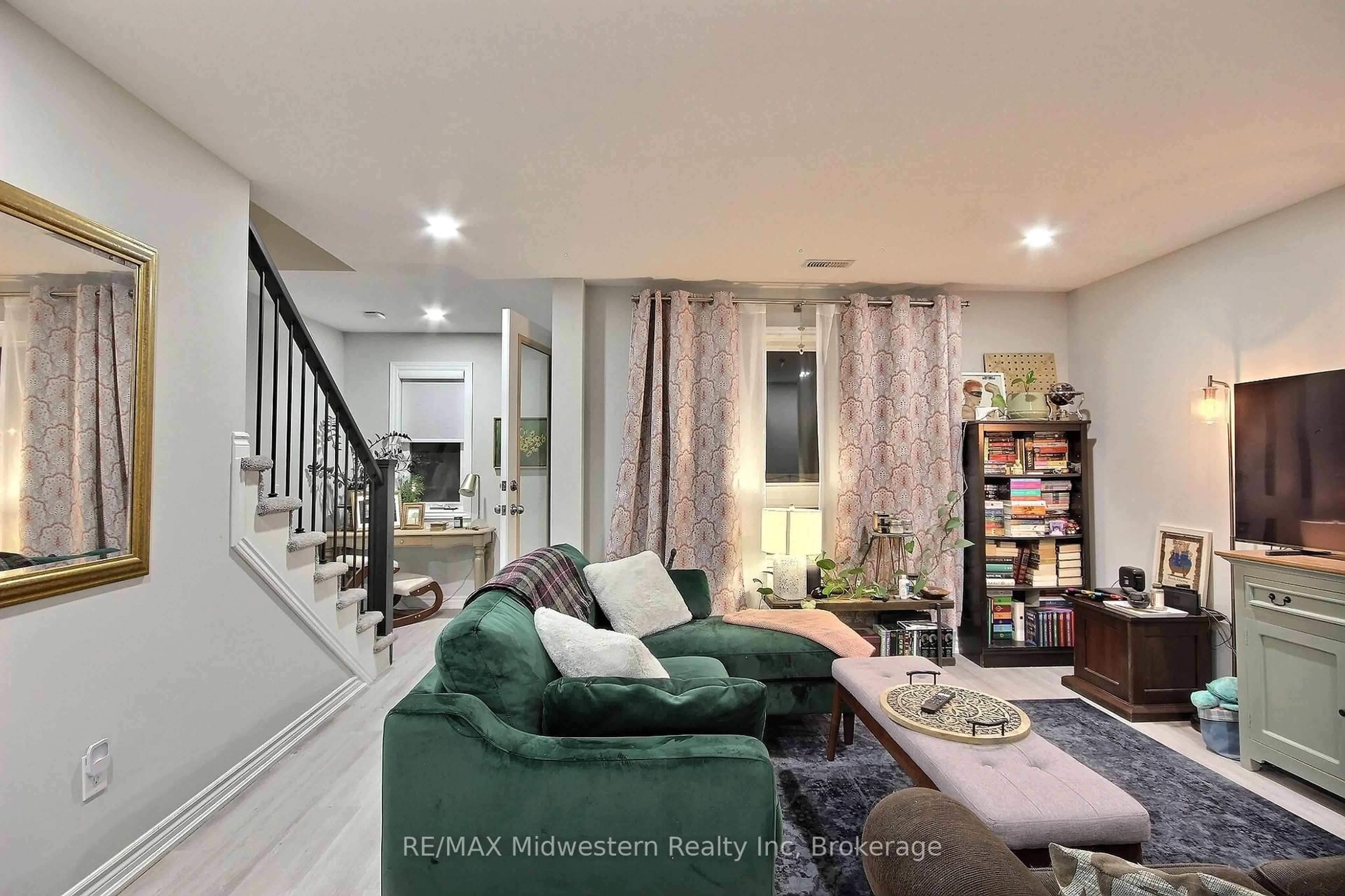 Living room with furniture, unknown for 287 Chapel Hill Dr #35, Kitchener Ontario N2R 0S4