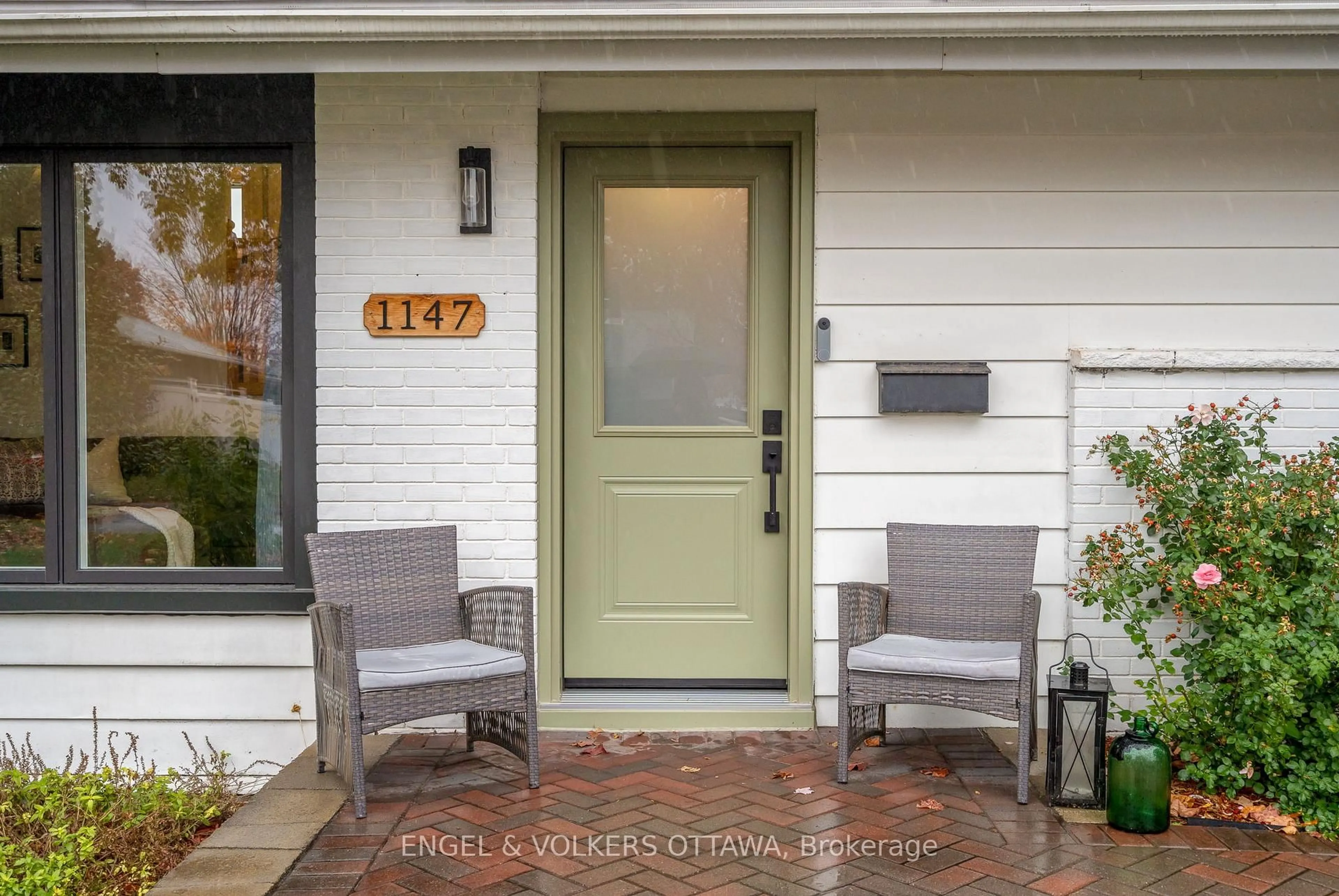 Indoor entryway for 1147 Gateway Rd, Ottawa Ontario K2C 2W8