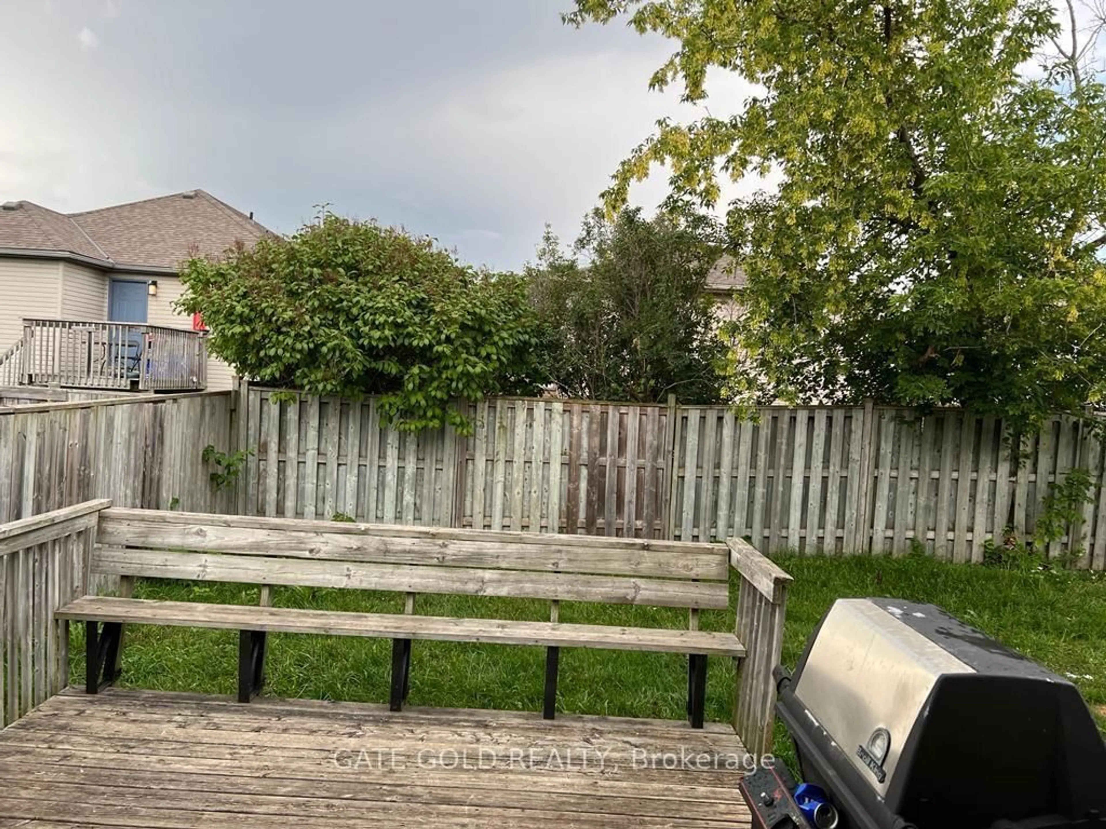 A pic from outside/outdoor area/front of a property/back of a property/a pic from drone, street for 185 Thurman Circ, London East Ontario N5V 4Z1