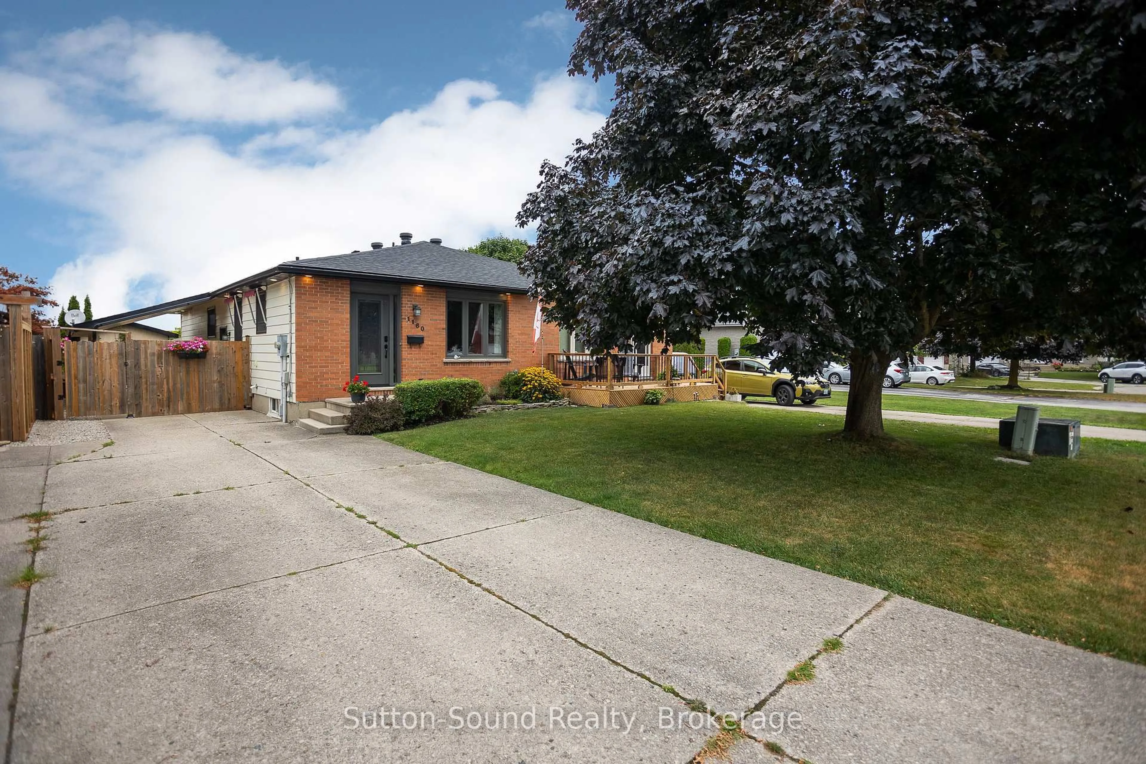 A pic from outside/outdoor area/front of a property/back of a property/a pic from drone, street for 1160 12th St, Owen Sound Ontario N4K 5Y6