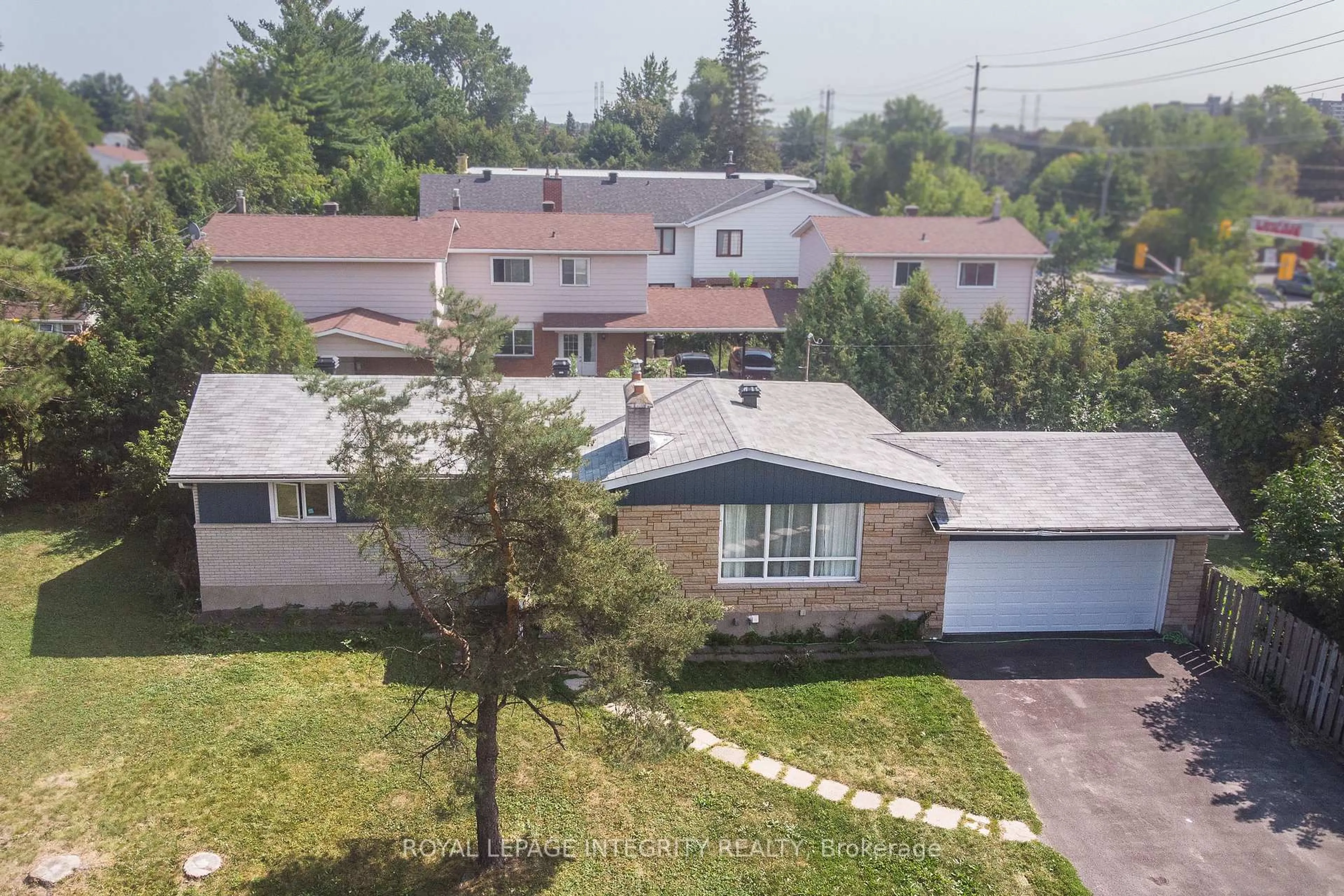 A pic from outside/outdoor area/front of a property/back of a property/a pic from drone, street for 1152 Tawney Rd, Ottawa Ontario K1G 1B6