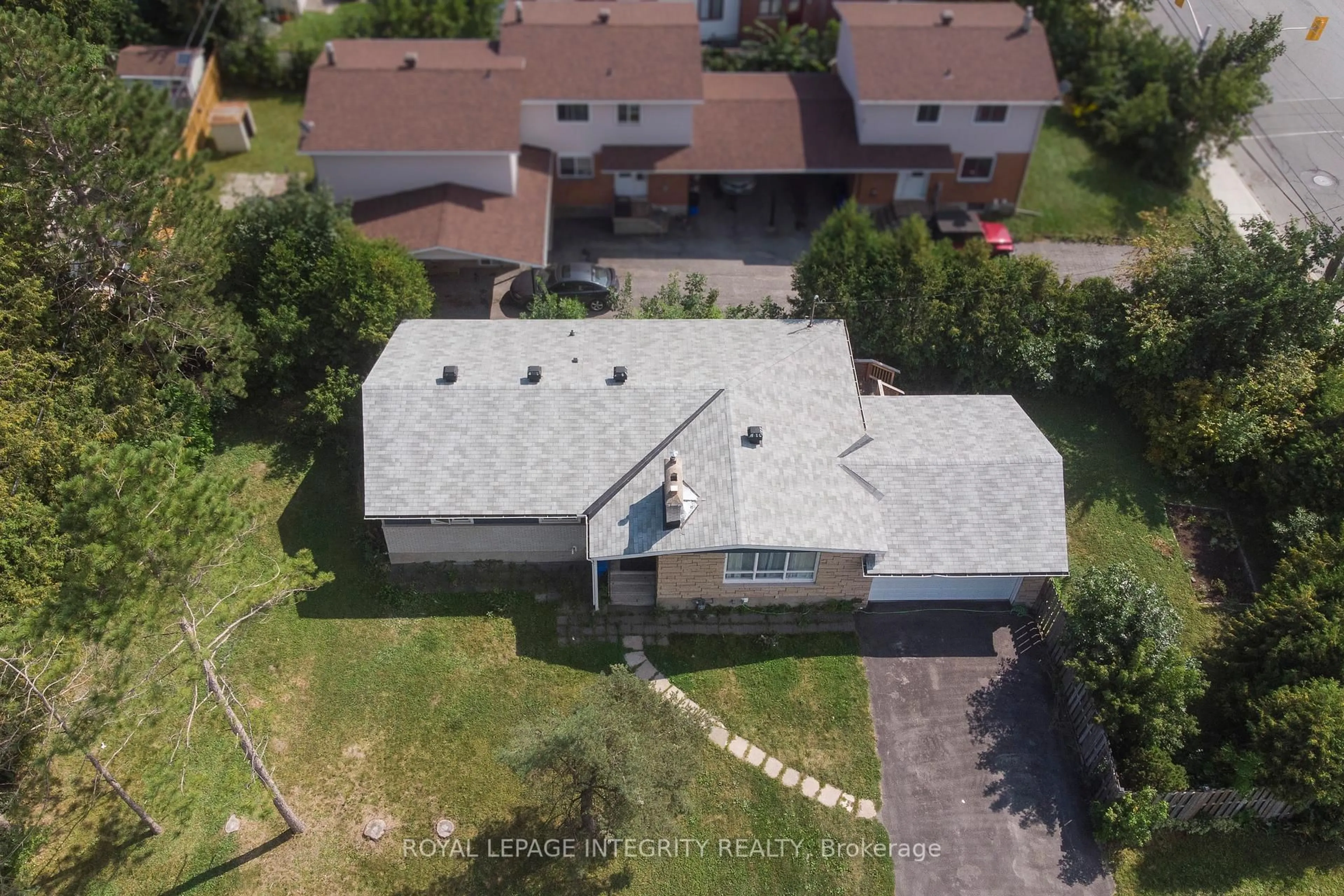 A pic from outside/outdoor area/front of a property/back of a property/a pic from drone, building for 1152 Tawney Rd, Ottawa Ontario K1G 1B6