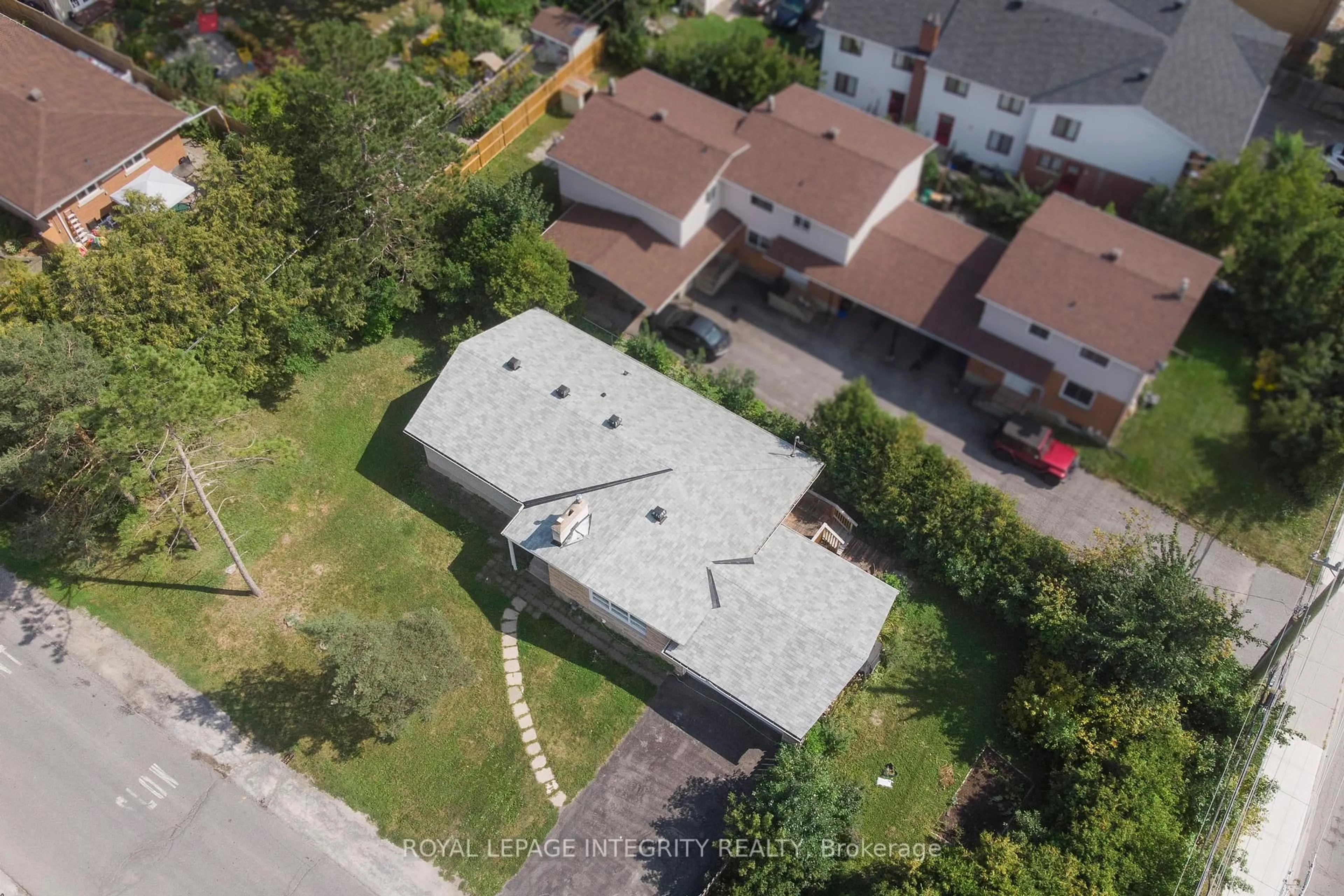 A pic from outside/outdoor area/front of a property/back of a property/a pic from drone, street for 1152 Tawney Rd, Ottawa Ontario K1G 1B6