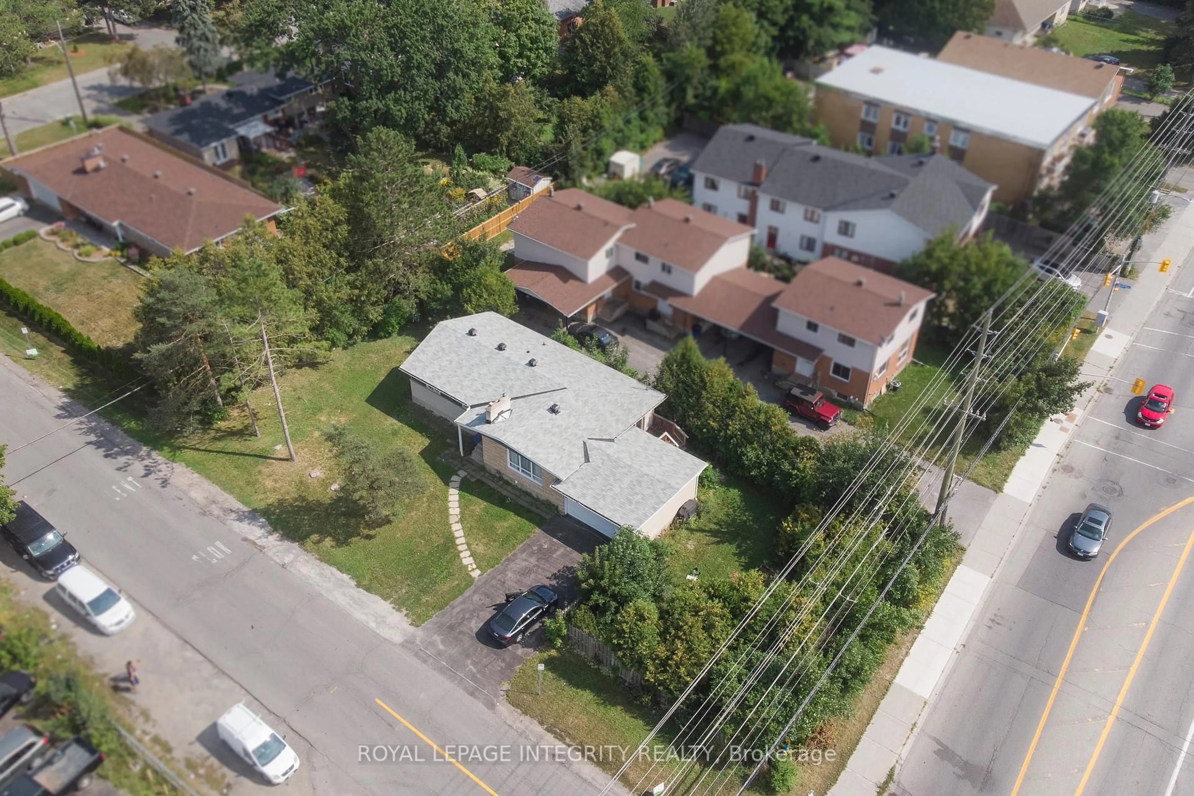 A pic from outside/outdoor area/front of a property/back of a property/a pic from drone, street for 1152 Tawney Rd, Ottawa Ontario K1G 1B6