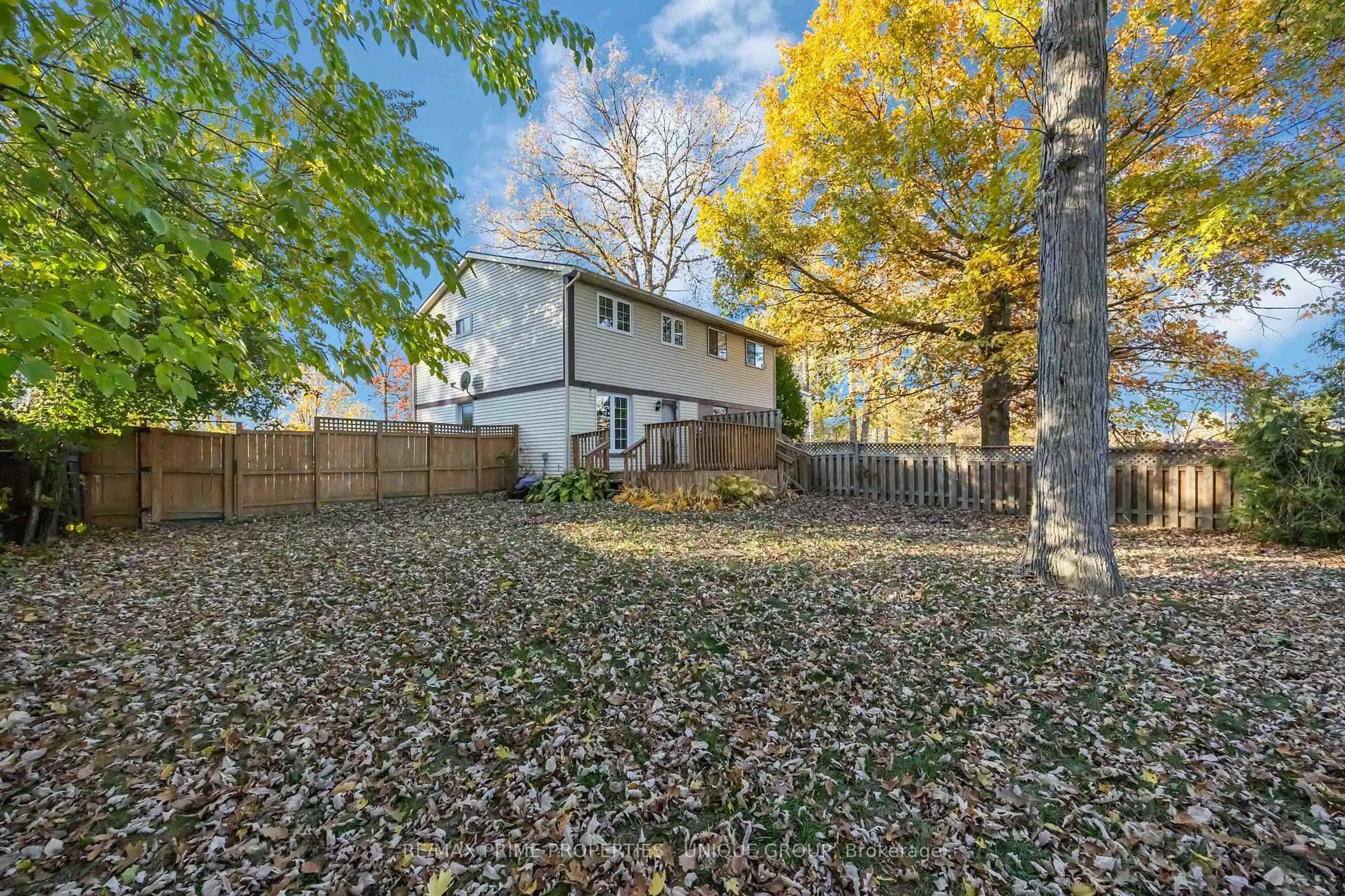 A pic from outside/outdoor area/front of a property/back of a property/a pic from drone, street for 124 Fairview Pl, Sarnia Ontario N7S 4E1