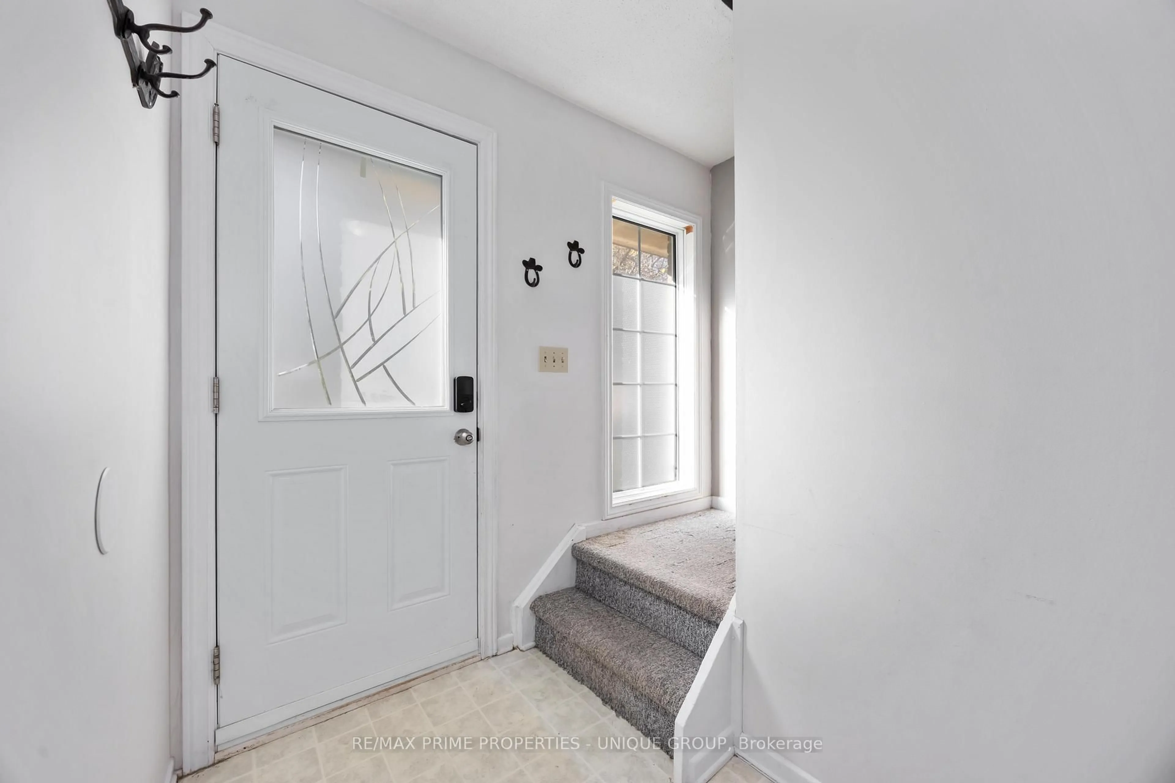 Indoor entryway for 124 Fairview Pl, Sarnia Ontario N7S 4E1