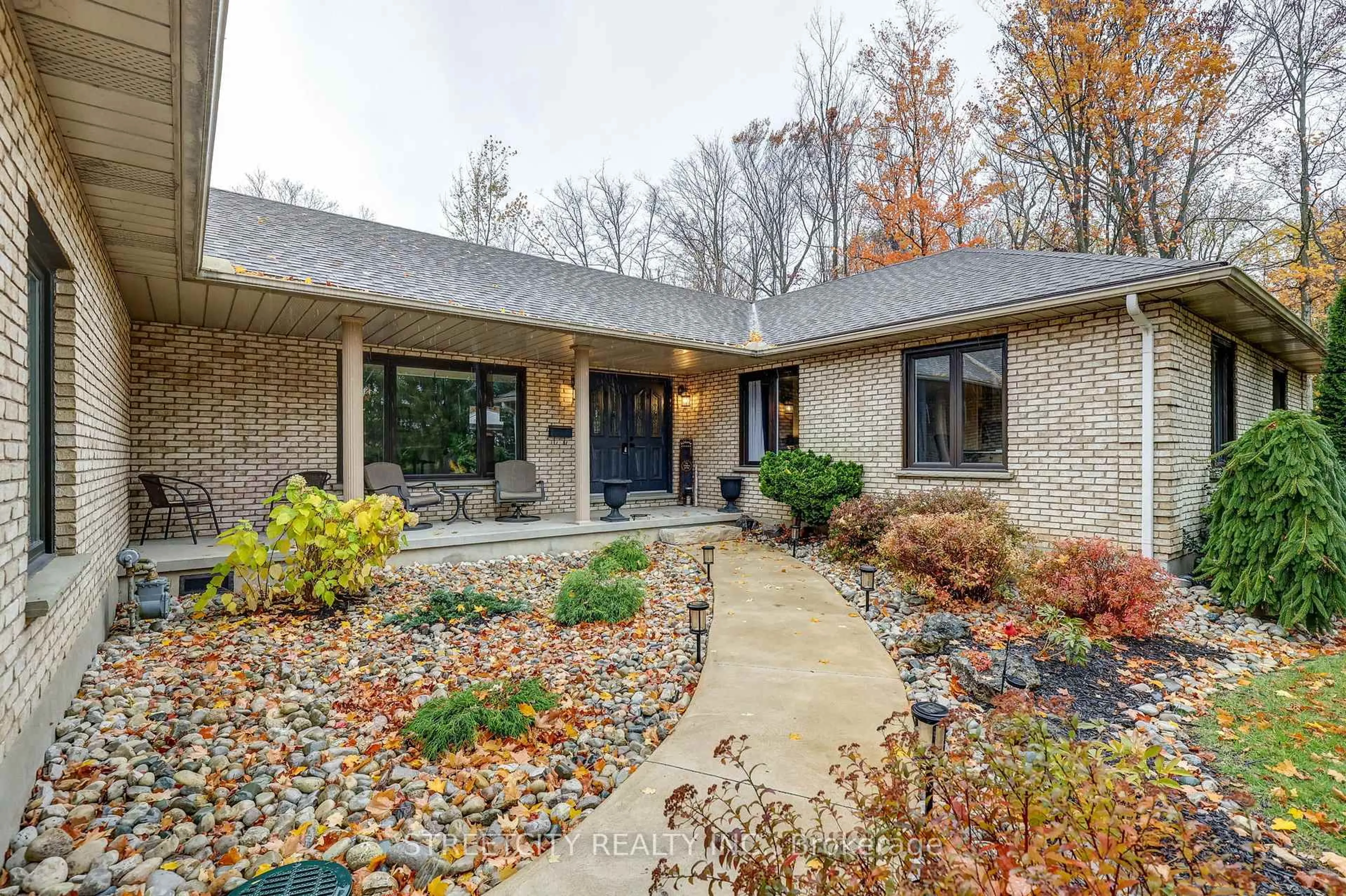 Home with brick exterior material, unknown for 231 Centennial Ave, St. Thomas Ontario N5R 5B4