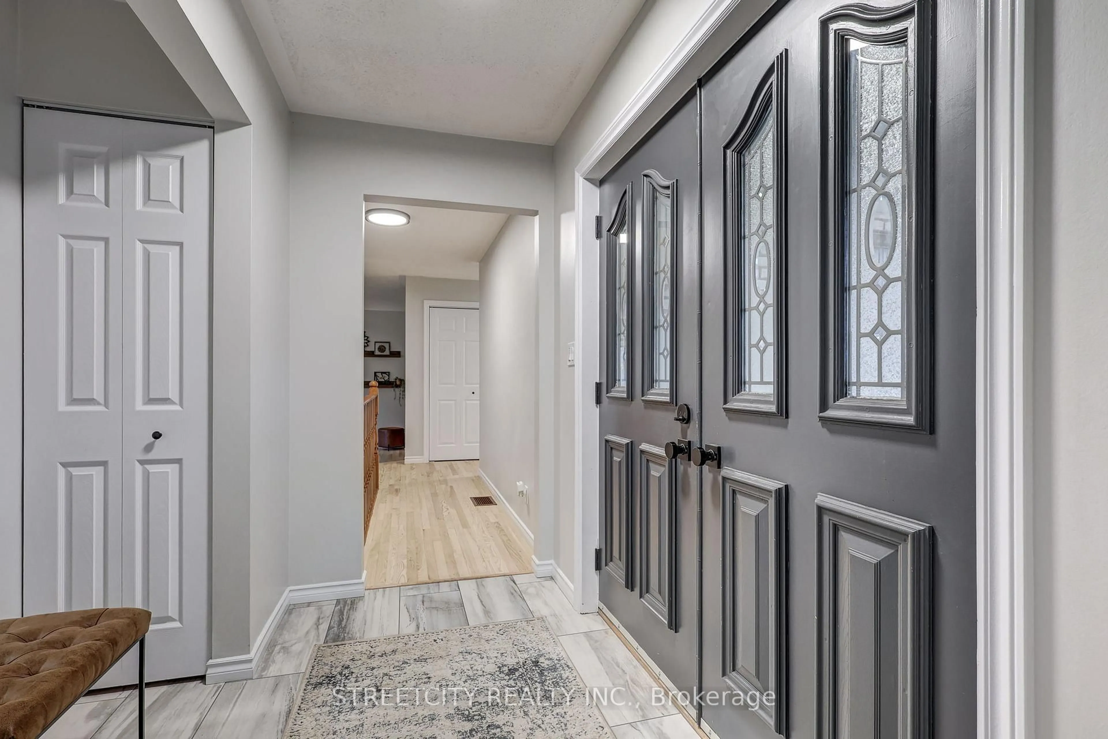 Indoor entryway for 231 Centennial Ave, St. Thomas Ontario N5R 5B4