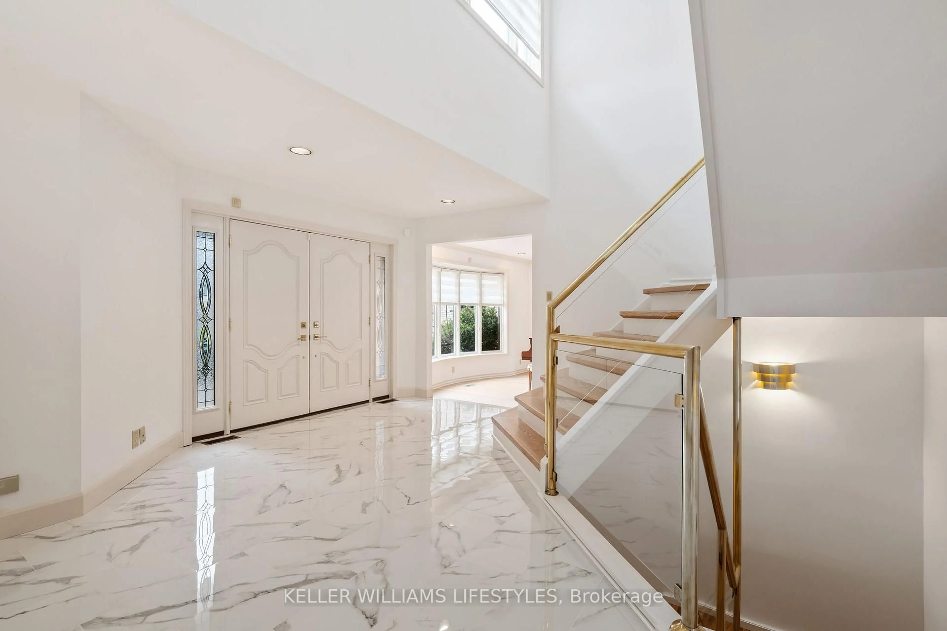 Indoor foyer for 1330 Sprucedale Ave, London North Ontario N5X 2N8