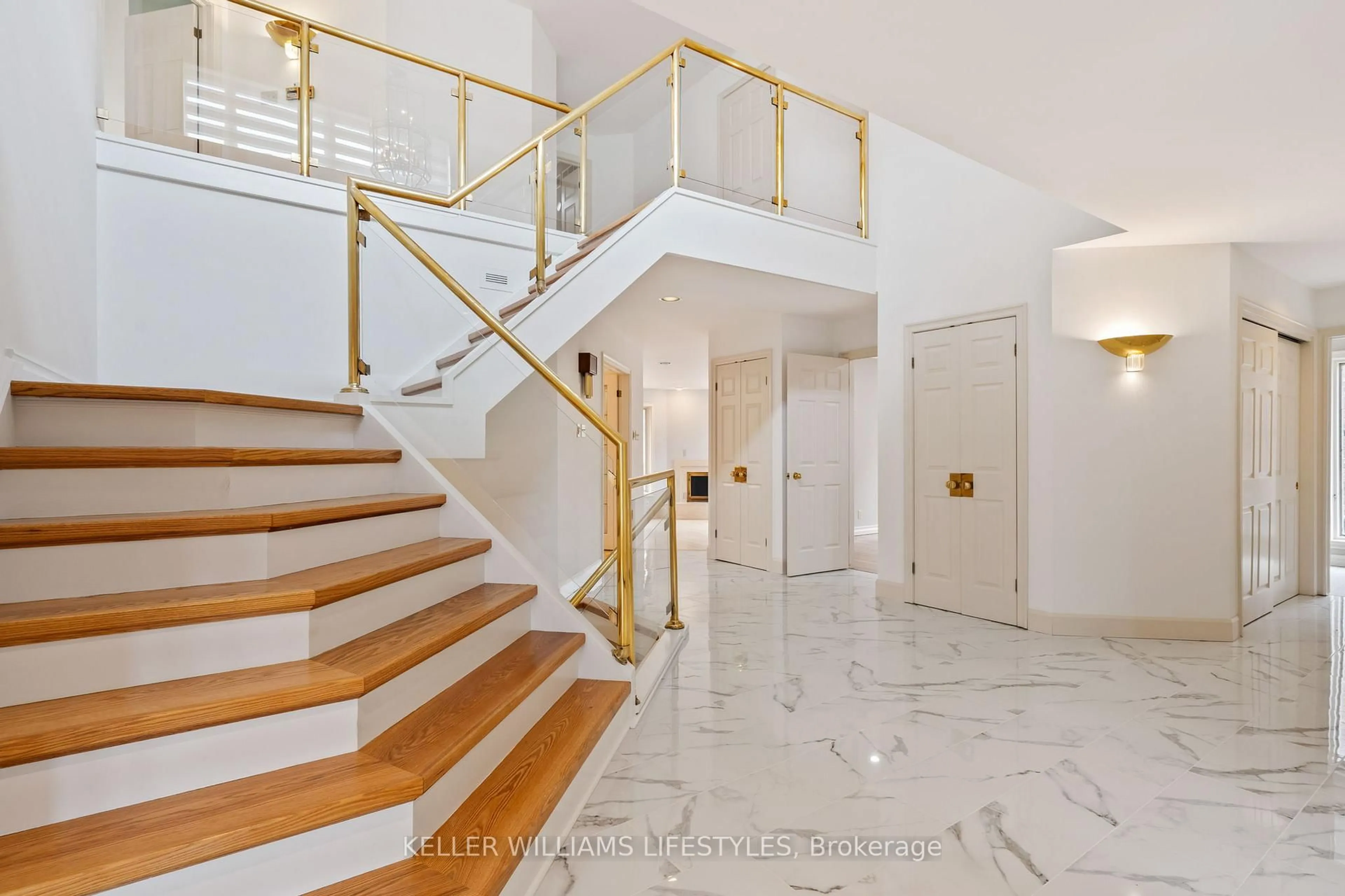 Indoor foyer for 1330 Sprucedale Ave, London North Ontario N5X 2N8