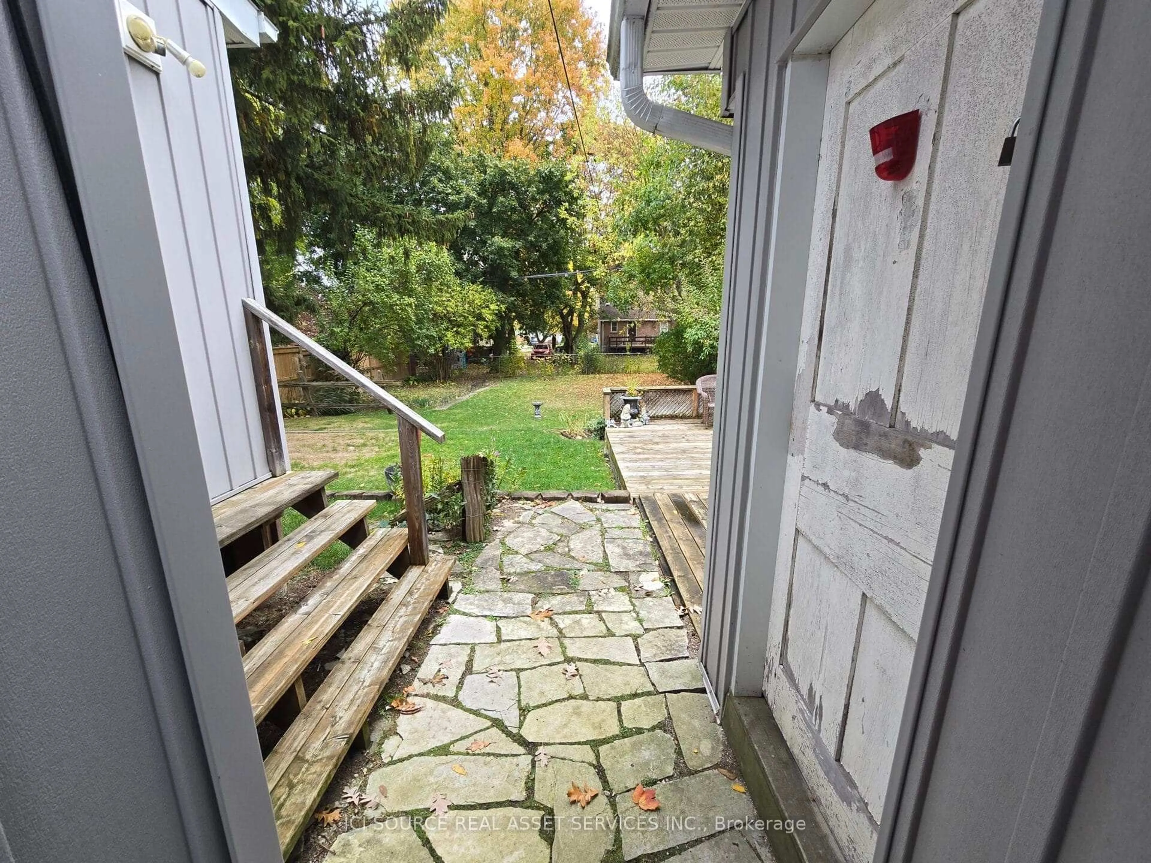 A pic from outside/outdoor area/front of a property/back of a property/a pic from drone, street for 52 Boullee St, London East Ontario N5Y 1T6