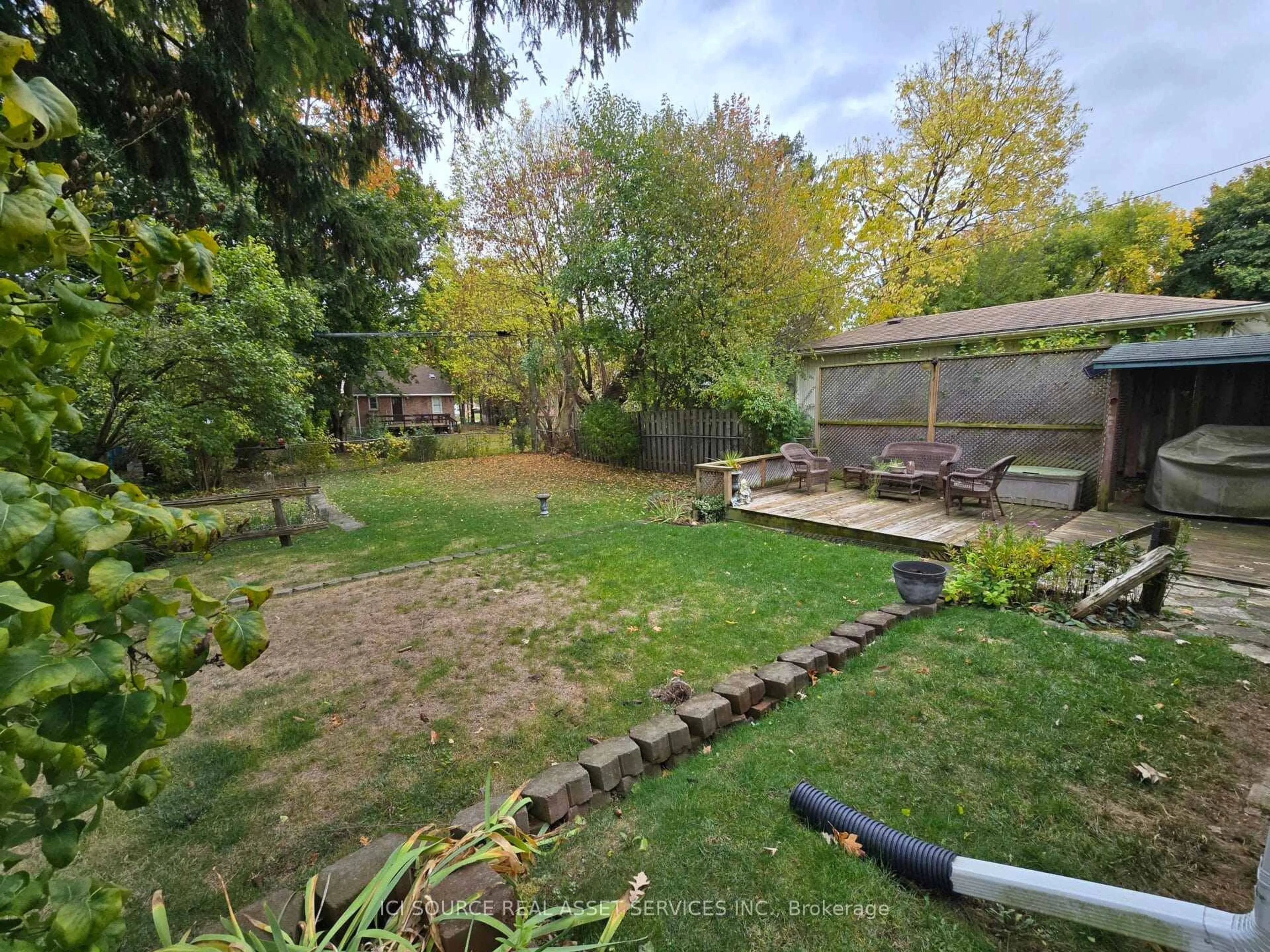 A pic from outside/outdoor area/front of a property/back of a property/a pic from drone, unknown for 52 Boullee St, London East Ontario N5Y 1T6