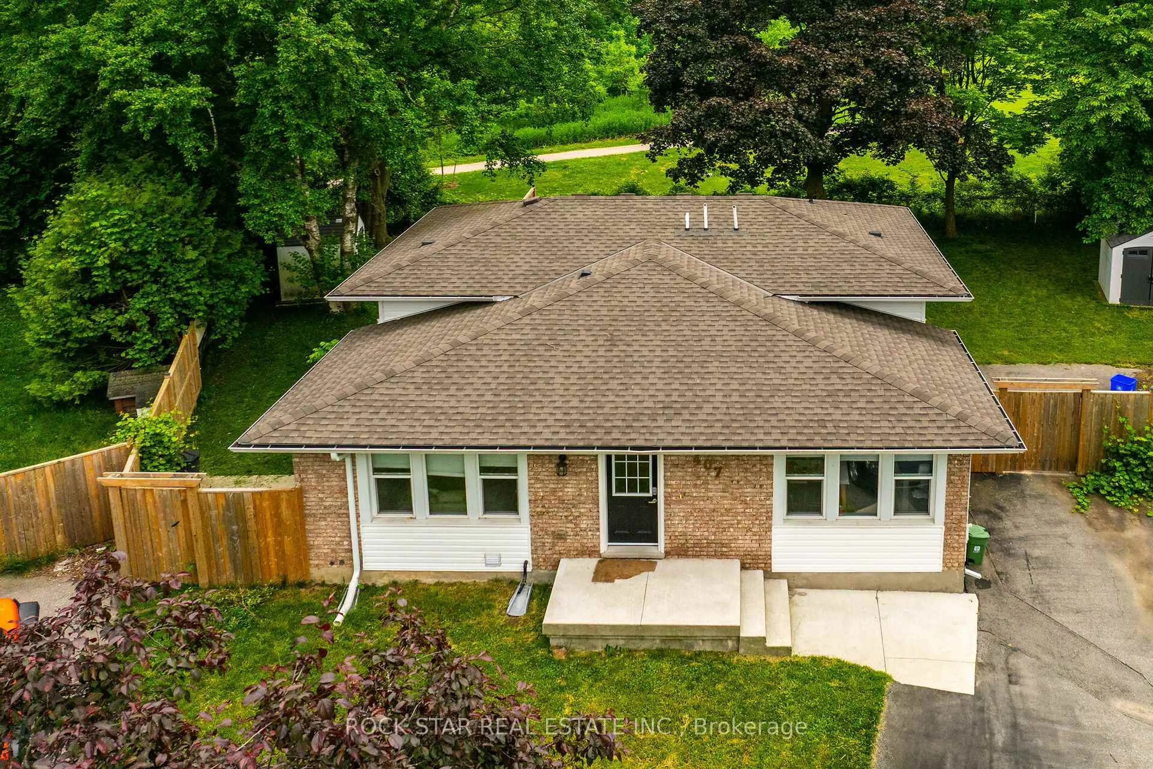 A pic from outside/outdoor area/front of a property/back of a property/a pic from drone, street for 407 Castlegrove Pl, London North Ontario N6G 1L1