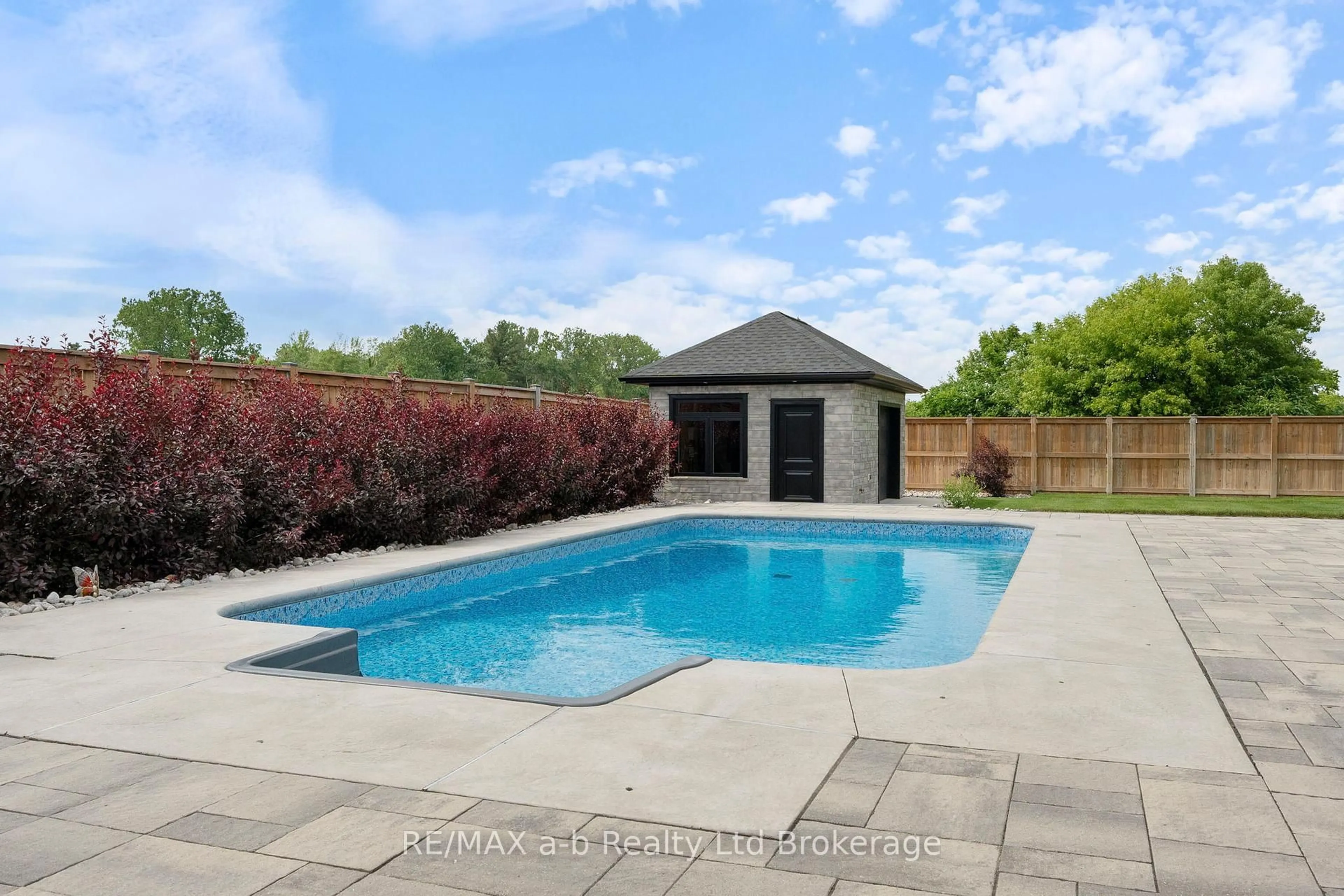 Pool for 1005 Windham Centre Rd, Norfolk Ontario N0E 2A0