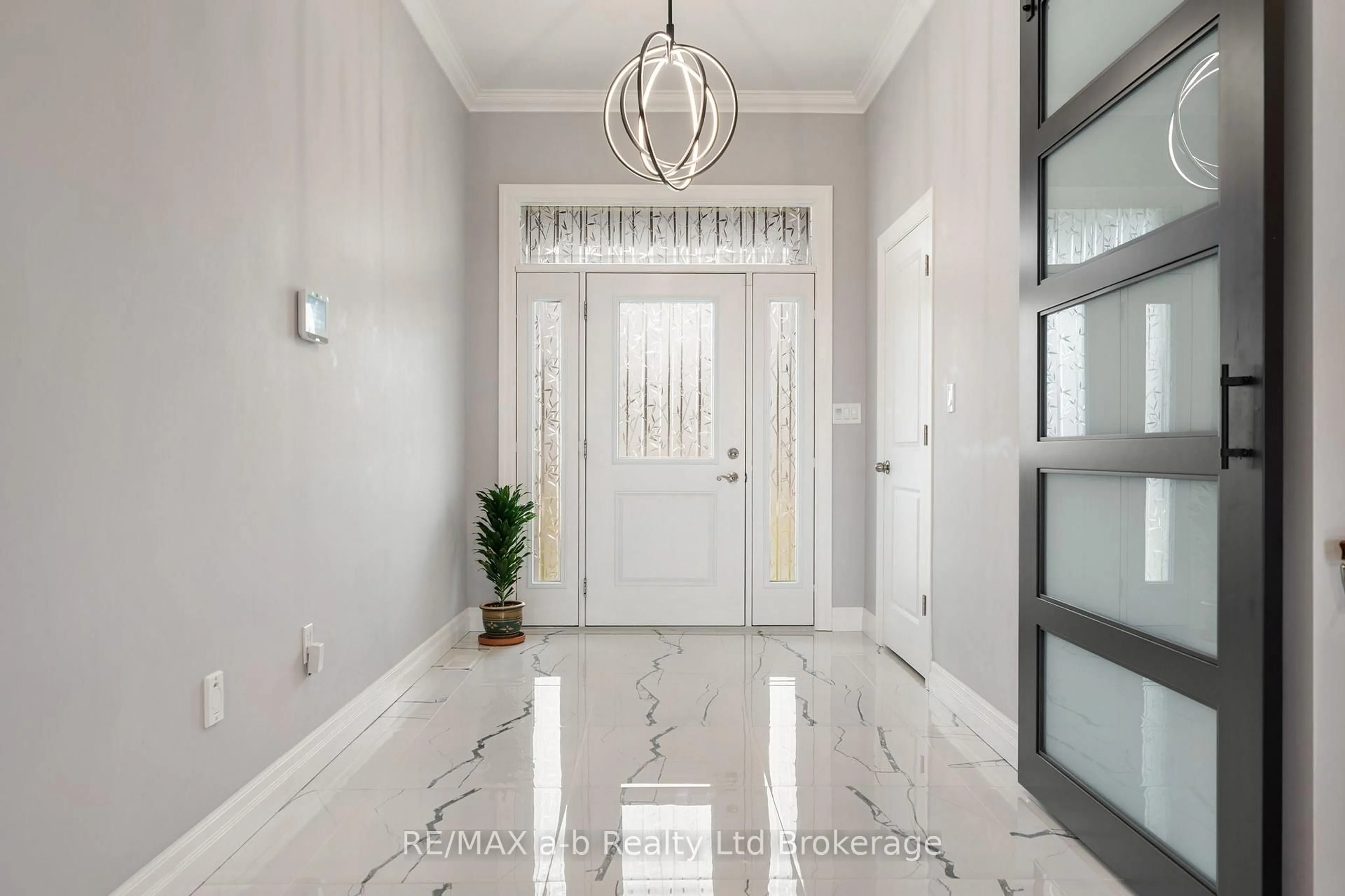 Indoor entryway for 1005 Windham Centre Rd, Norfolk Ontario N0E 2A0