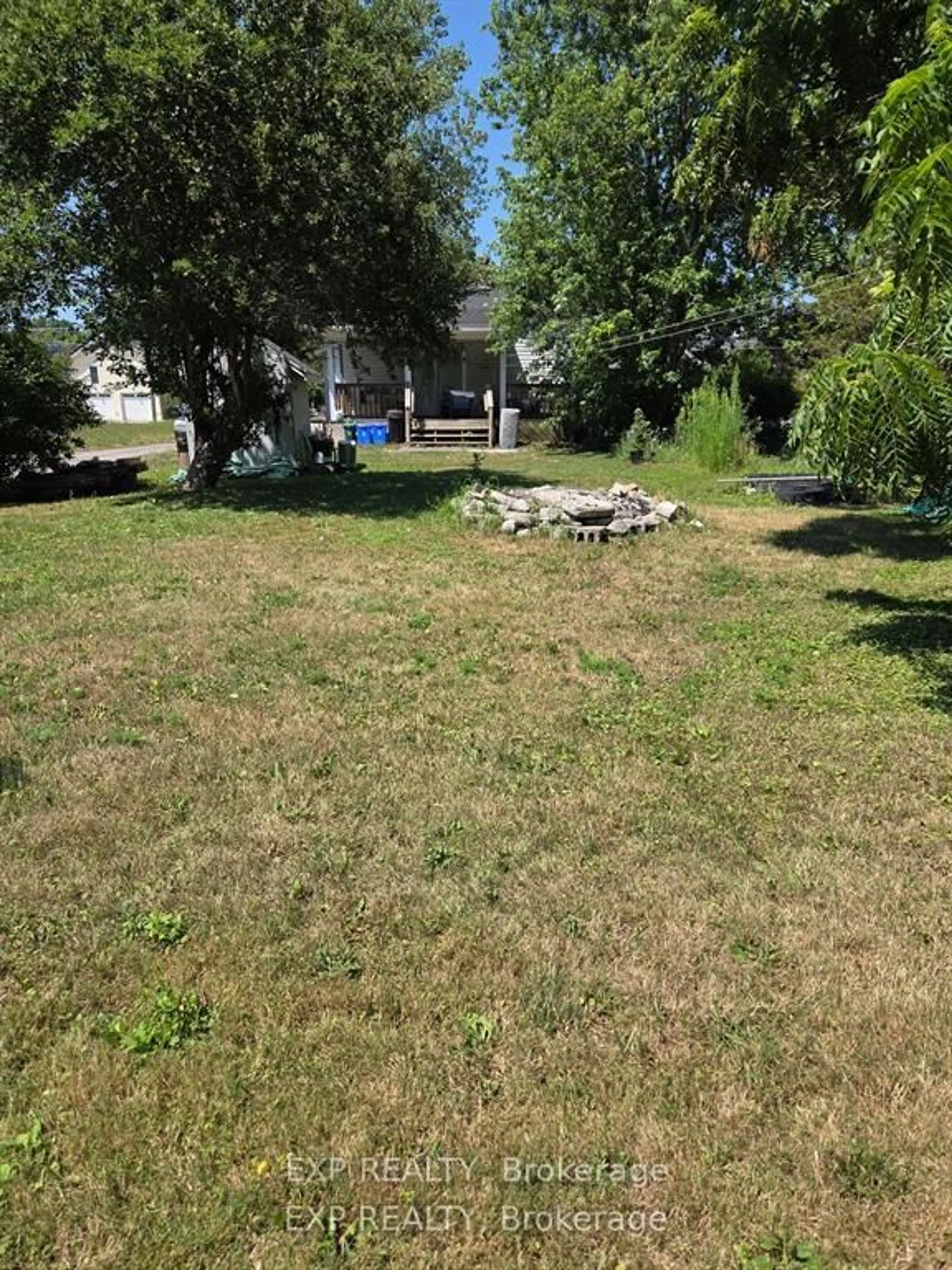 A pic from outside/outdoor area/front of a property/back of a property/a pic from drone, unknown for 330 Helena St, Fort Erie Ontario L2A 4J8