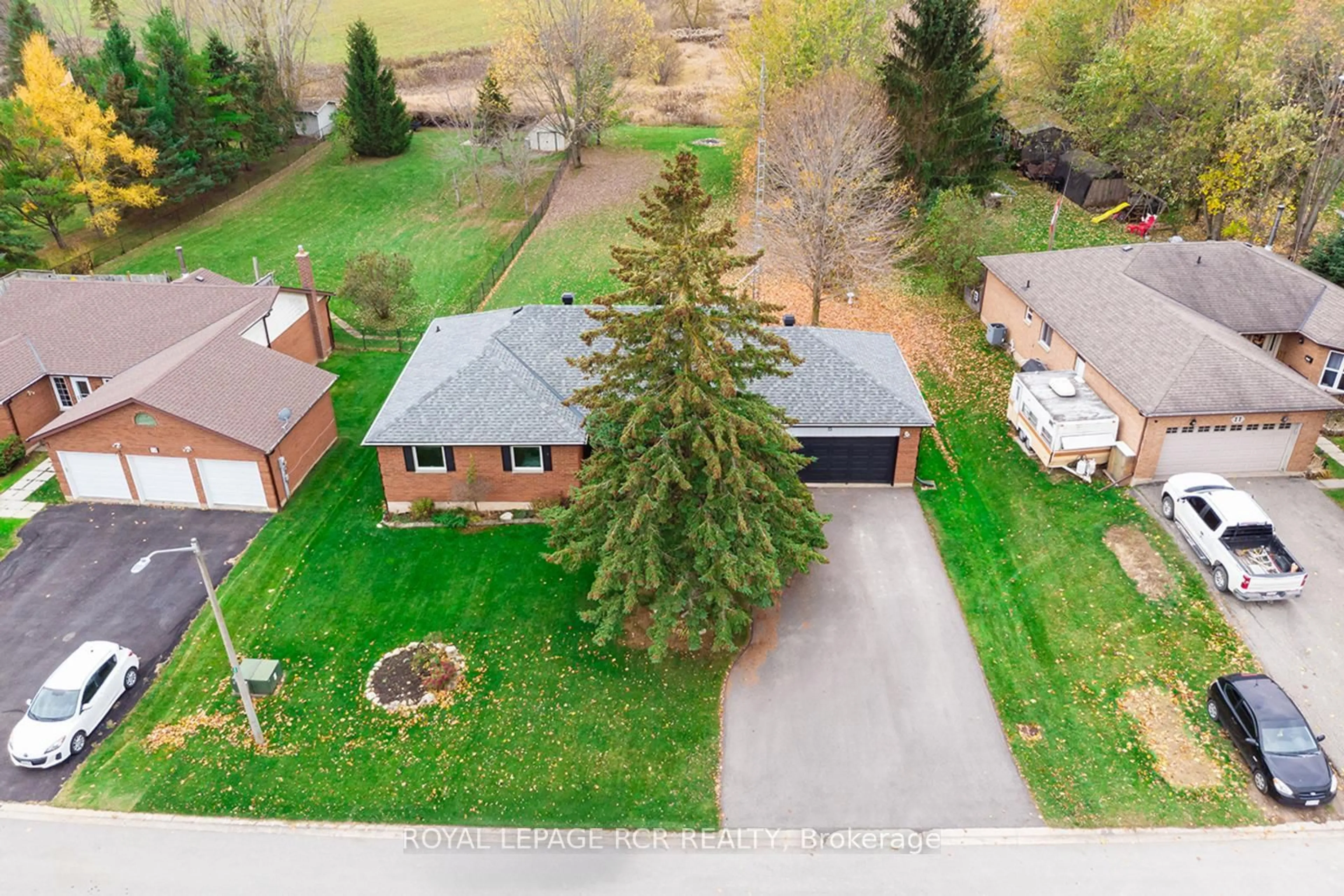 A pic from outside/outdoor area/front of a property/back of a property/a pic from drone, street for 15 James St, Amaranth Ontario L9W 3Z1