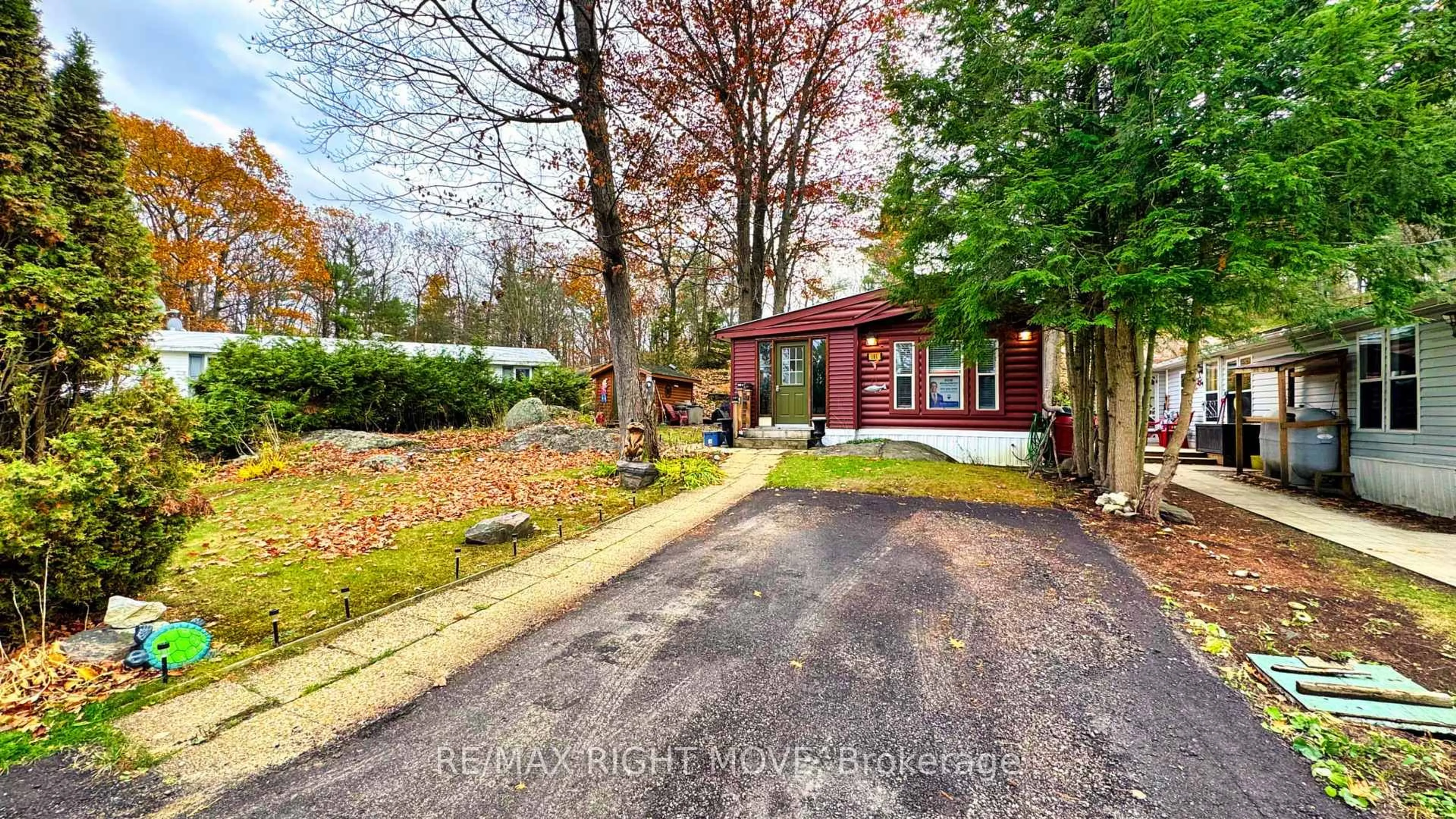 A pic from outside/outdoor area/front of a property/back of a property/a pic from drone, street for 1007 Racoon Rd #101, Gravenhurst Ontario P1P 0C2