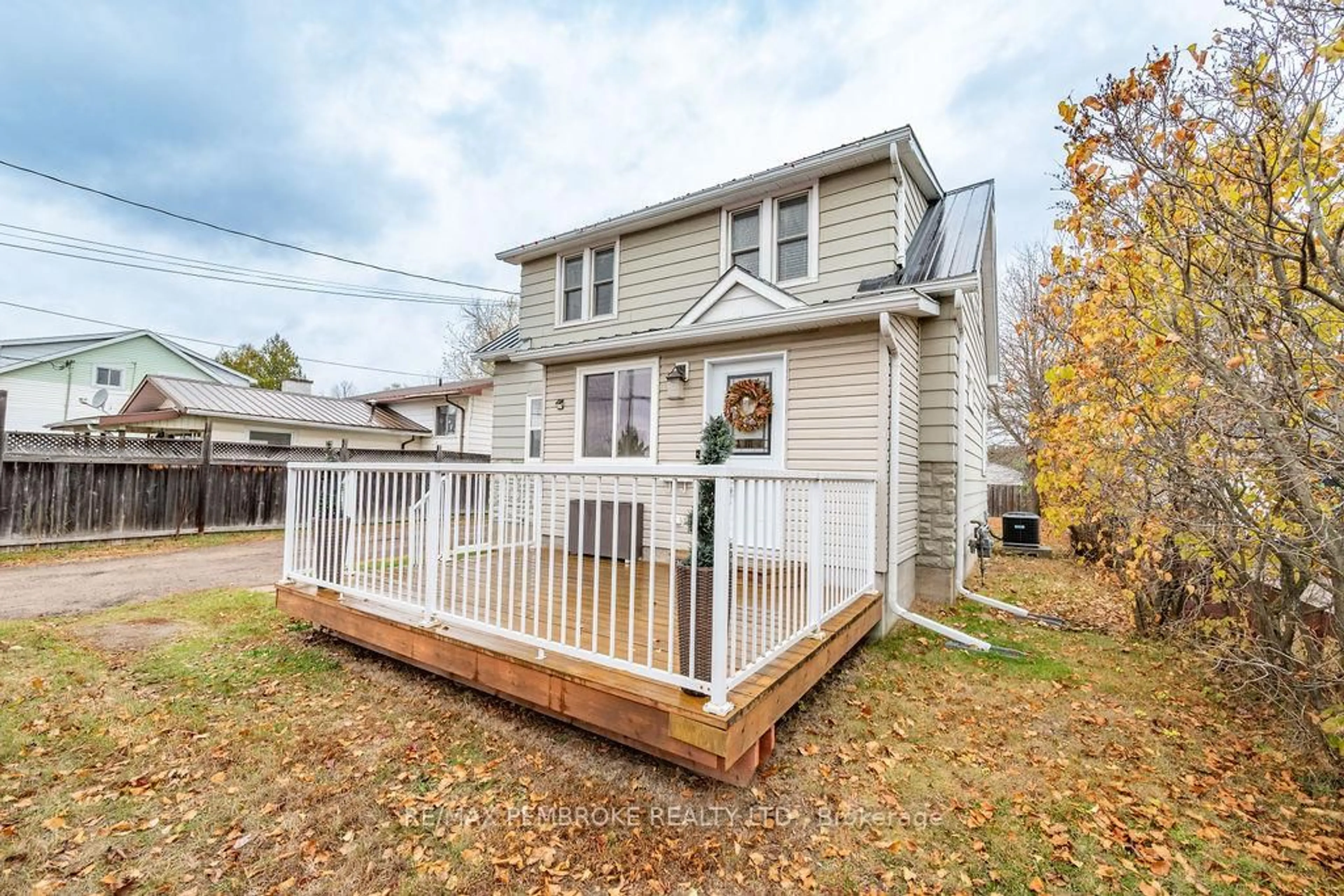 Home with vinyl exterior material, street for 3245 Petawawa Blvd, Petawawa Ontario K8H 1X8