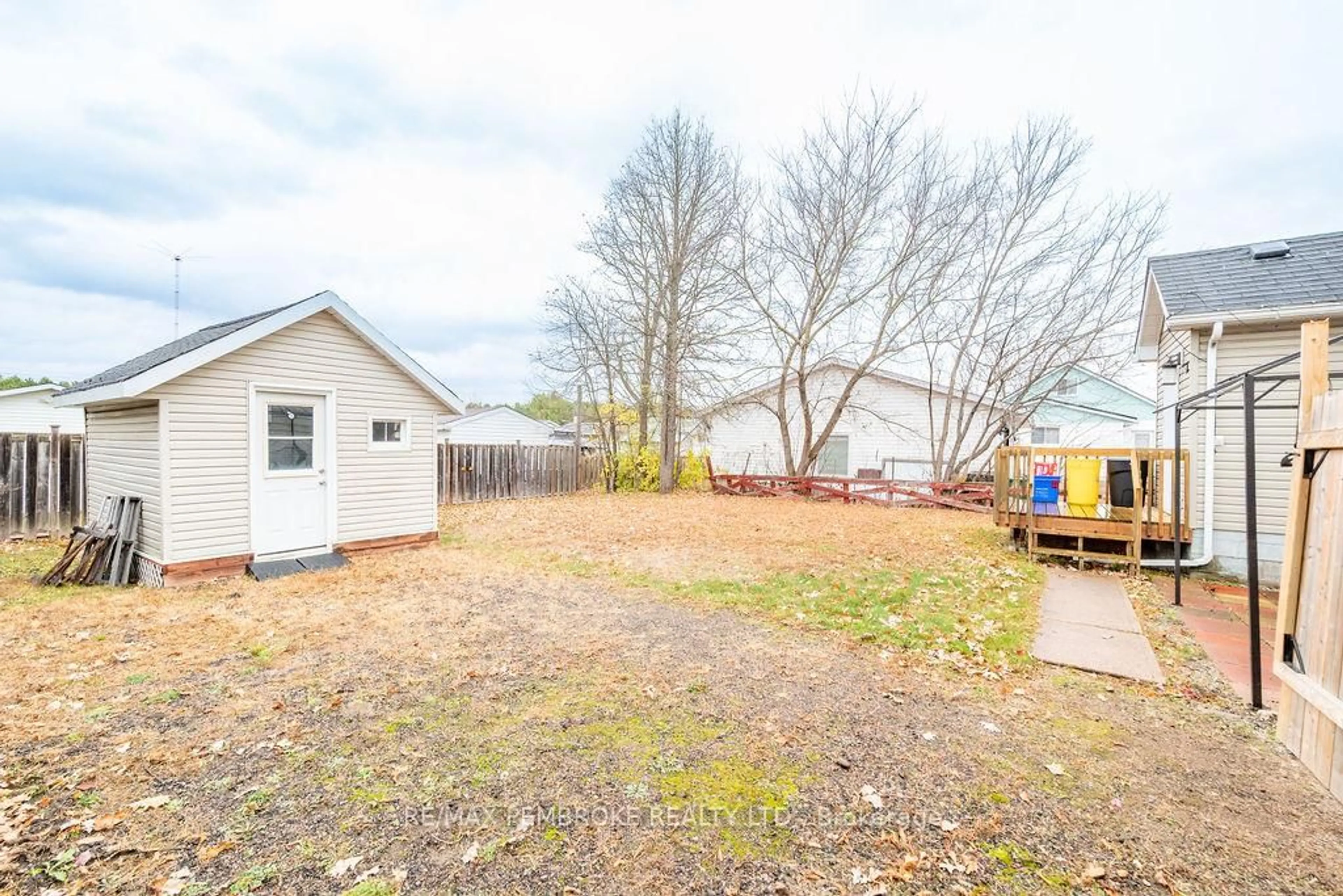 Shed for 3245 Petawawa Blvd, Petawawa Ontario K8H 1X8