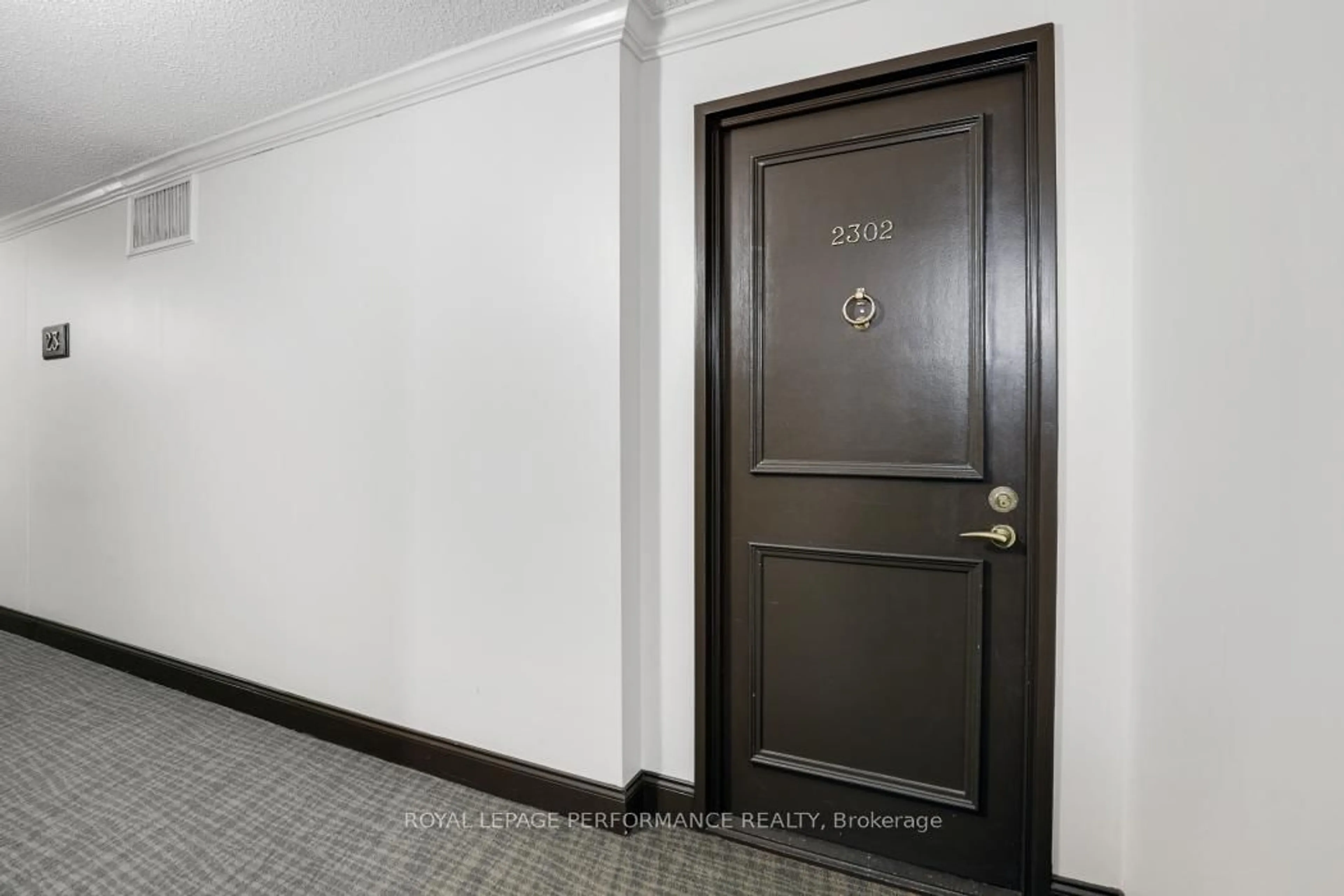 Indoor foyer for 505 St Laurent Blvd #2302, Ottawa Ontario K1K 3X4