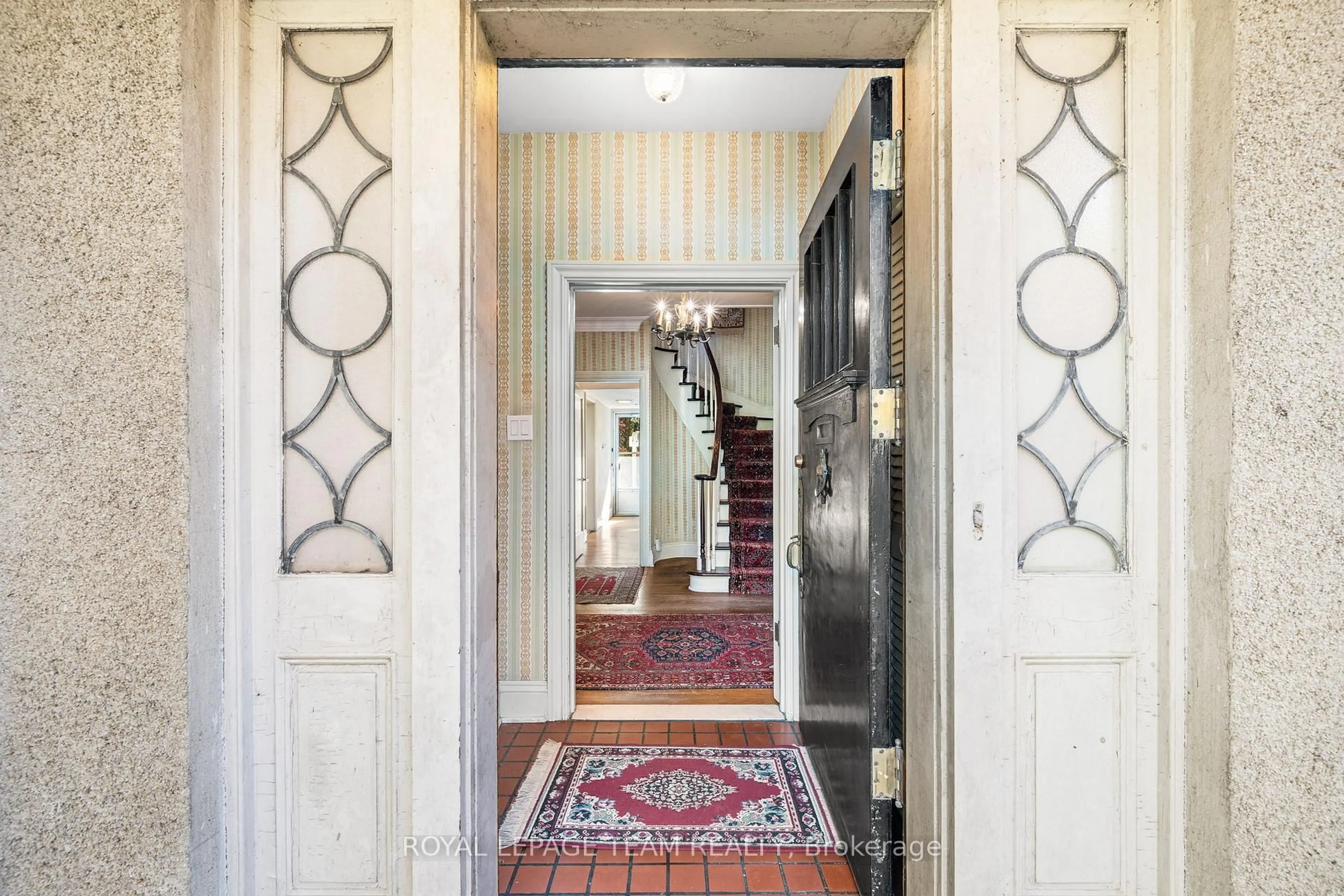 Indoor foyer for 516 Kenwood Ave, Ottawa Ontario K2A 0L6