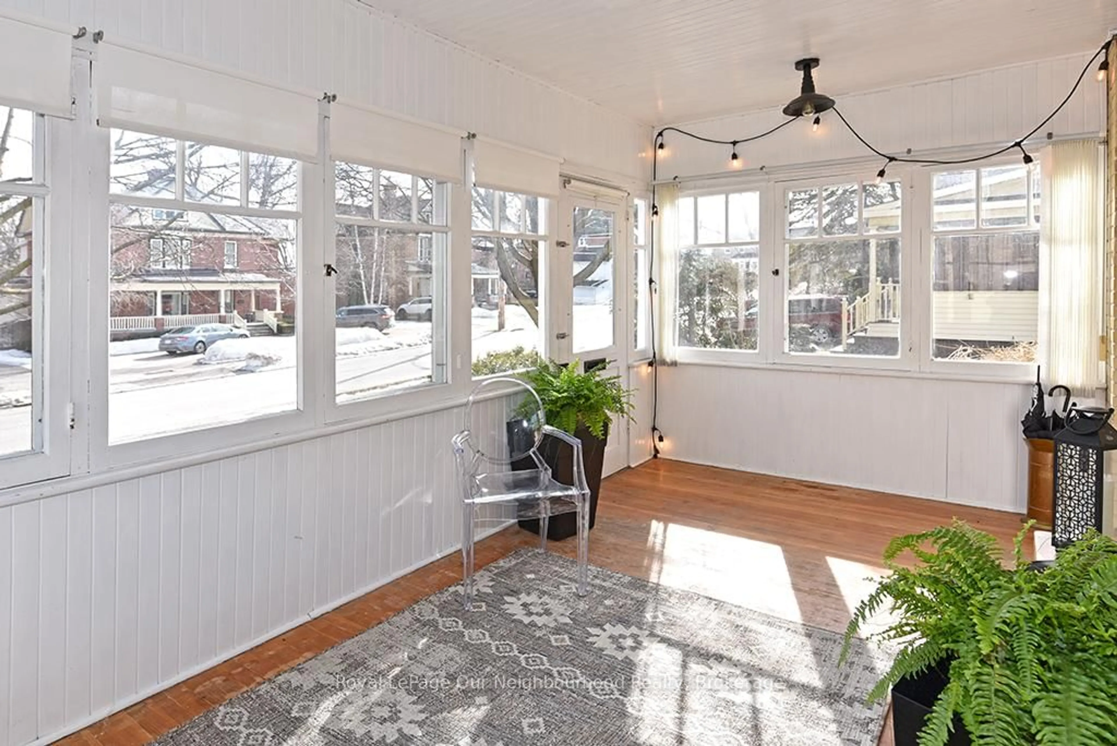 Indoor entryway for 16 Francis St, Kawartha Lakes Ontario K9V 3R6