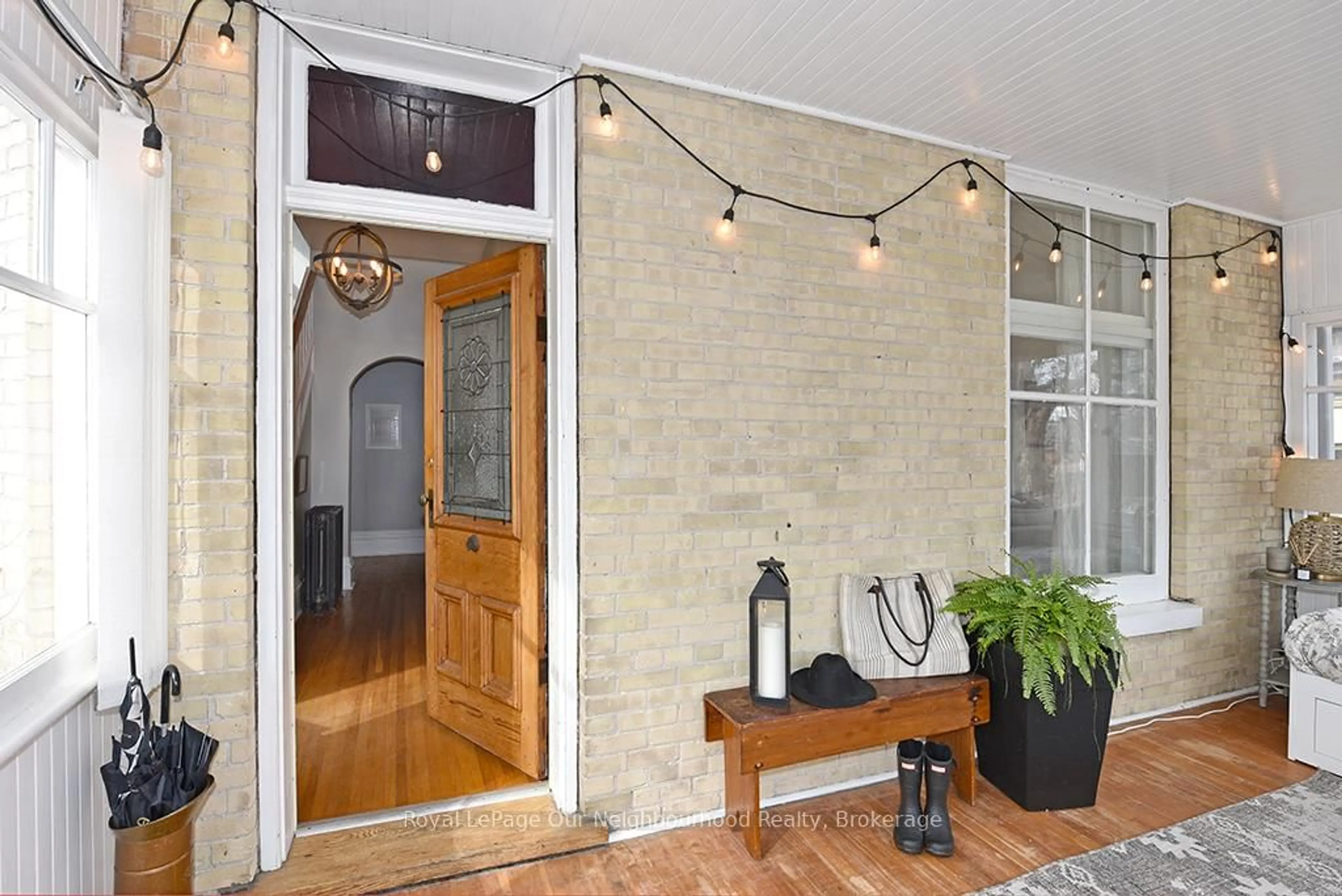 Indoor entryway for 16 Francis St, Kawartha Lakes Ontario K9V 3R6