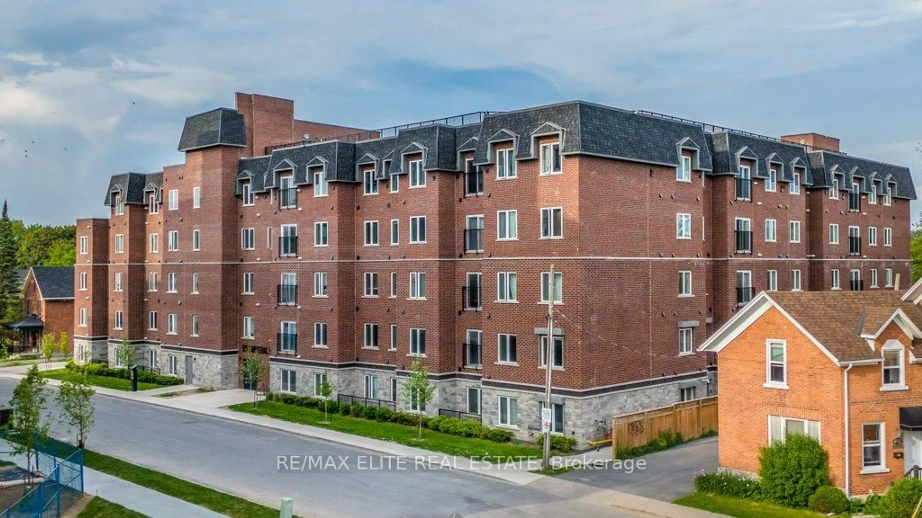 A pic from outside/outdoor area/front of a property/back of a property/a pic from drone, building for 501 Frontenac St #211, Kingston Ontario K7K 4L9