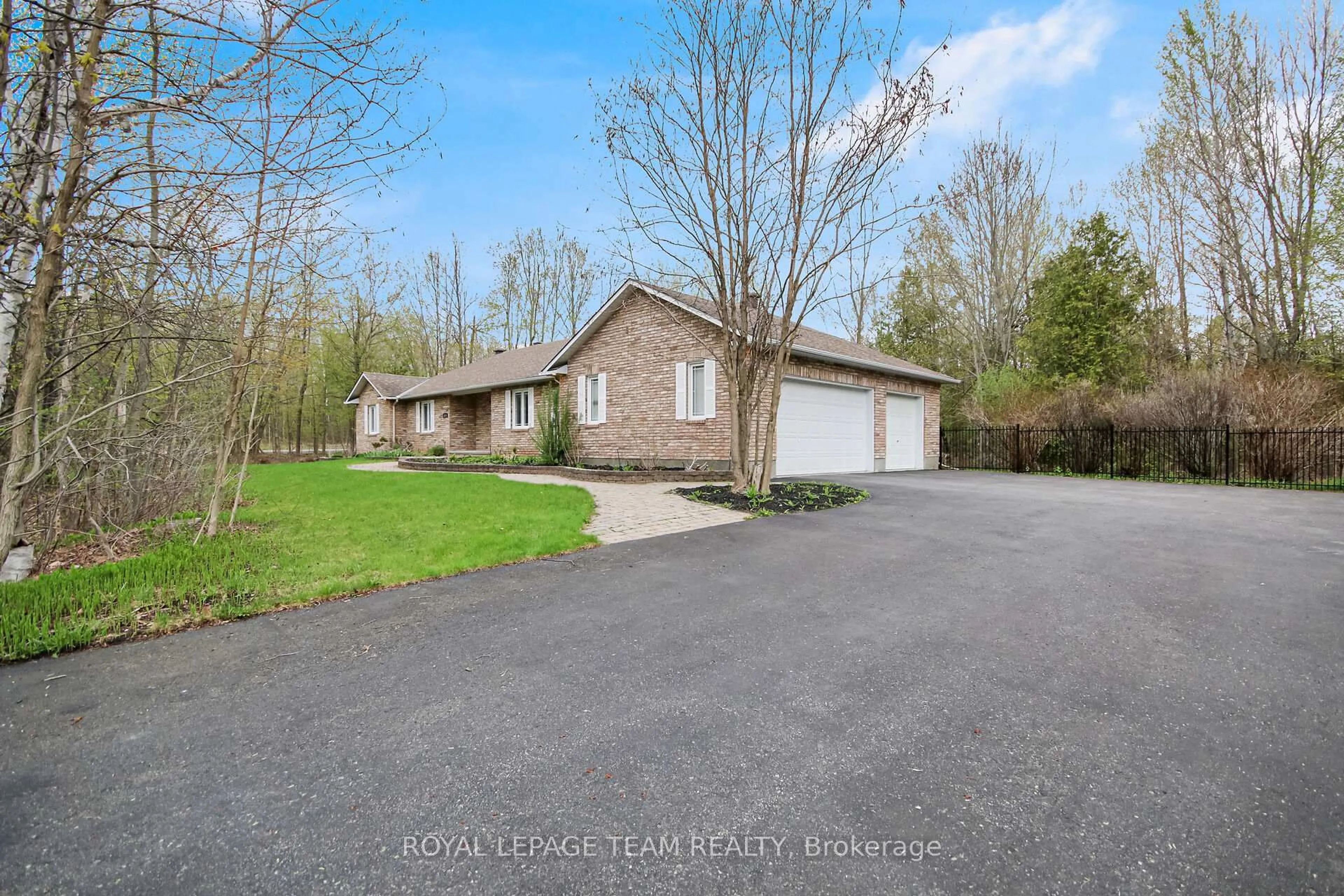 A pic from outside/outdoor area/front of a property/back of a property/a pic from drone, street for 5719 Stuewe Dr, Ottawa Ontario K4M 1L2