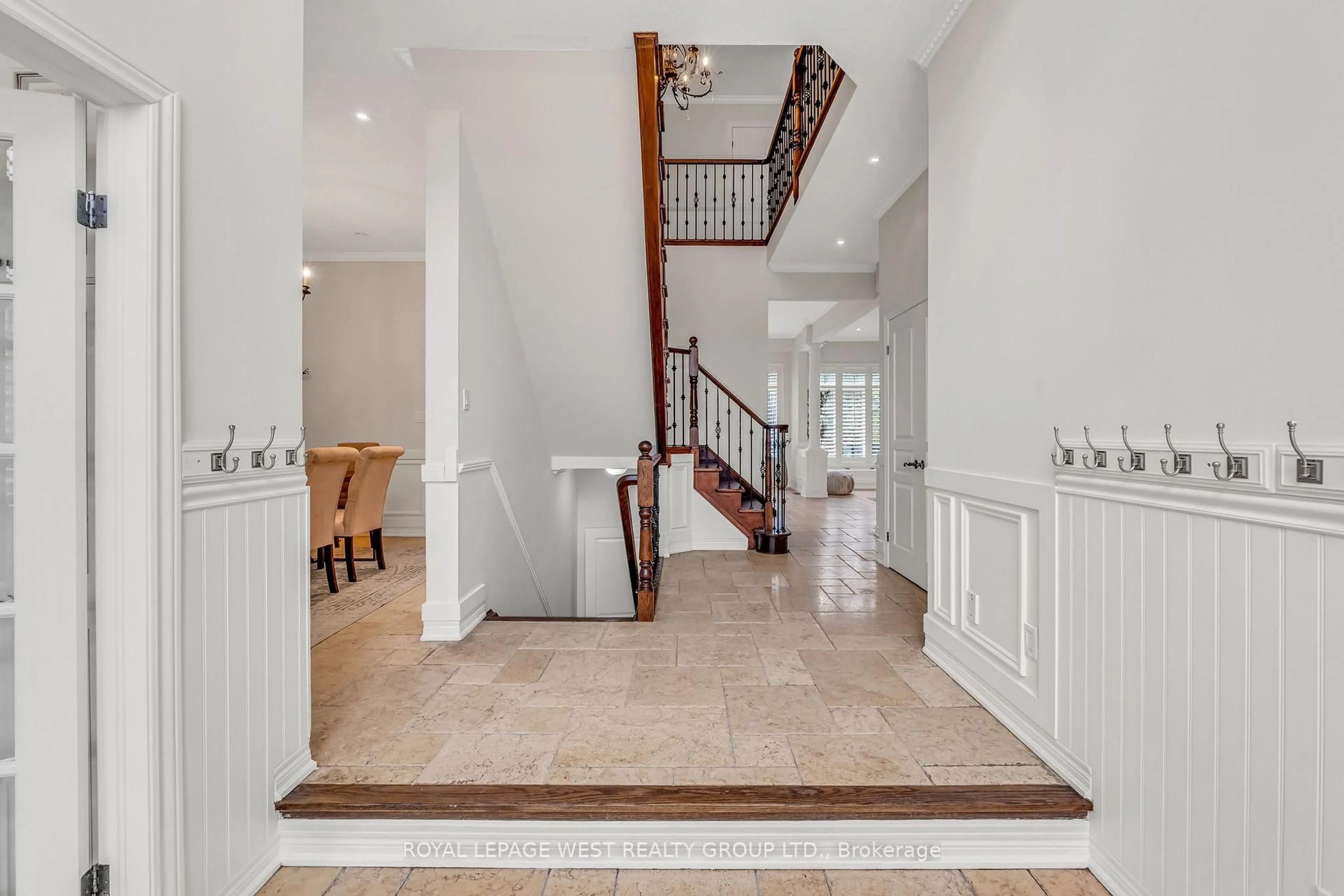 Indoor foyer for 35 Playfair Crt, Hamilton Ontario L9K 1R6