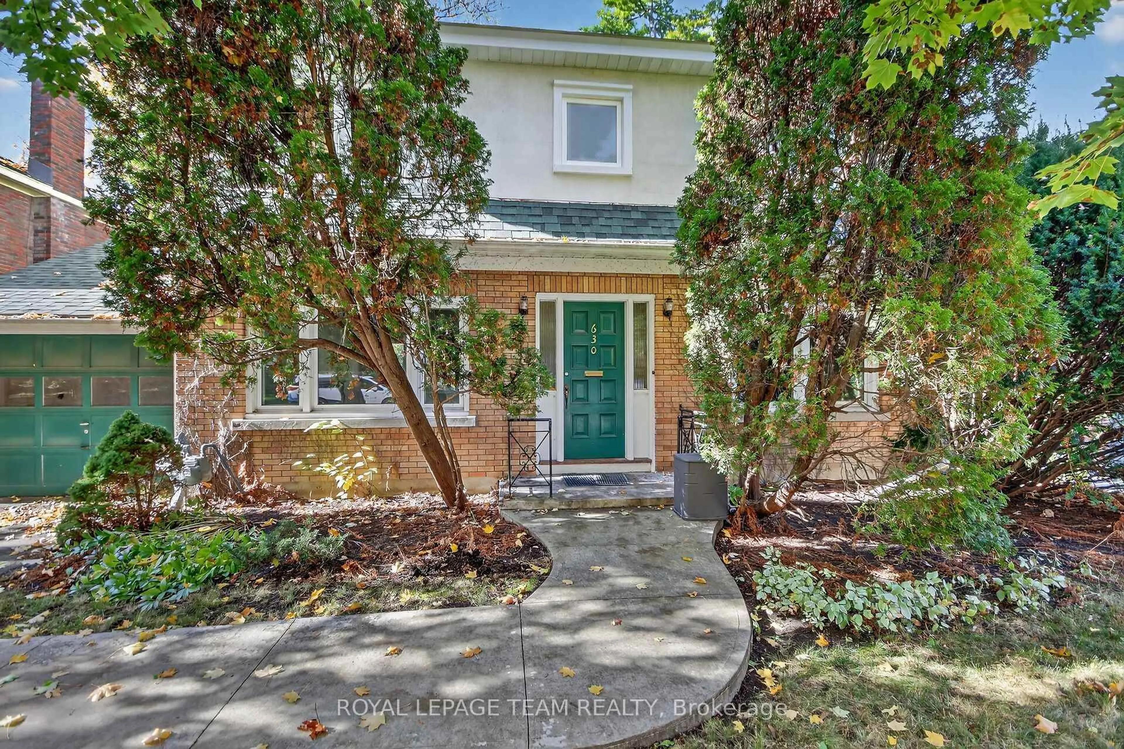 Indoor entryway for 630 Fraser Ave, Ottawa Ontario K2A 2R5