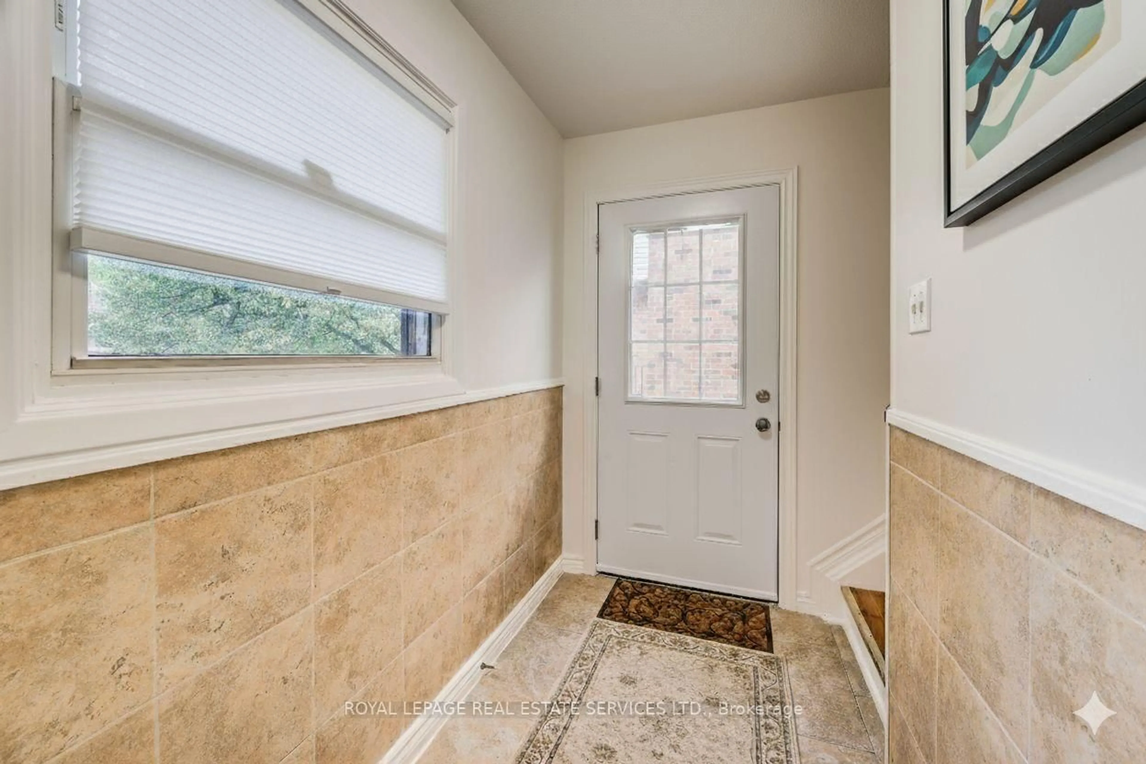Indoor entryway for 104 McDougall Rd #3, Waterloo Ontario N2L 5C5