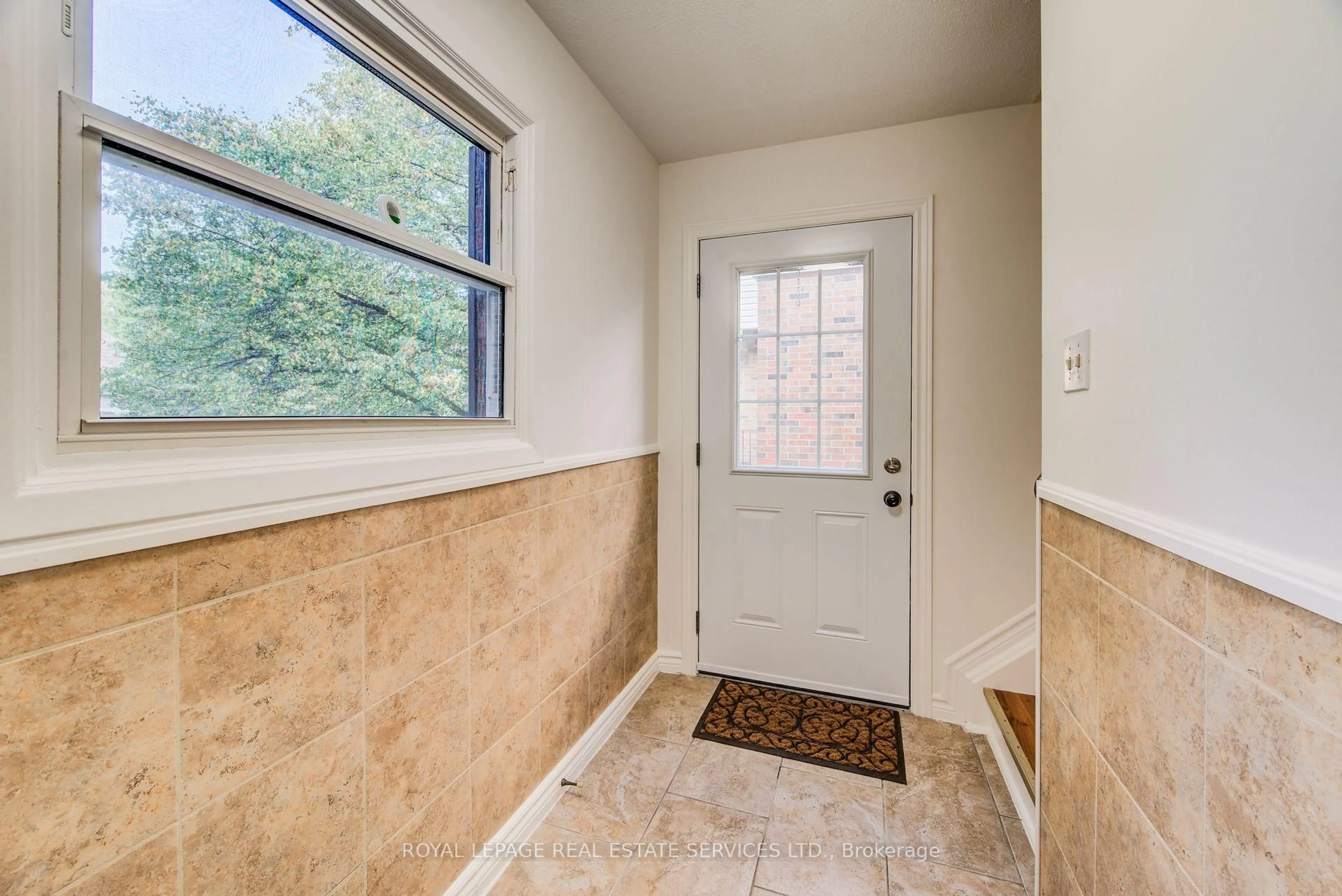 Indoor entryway for 104 McDougall Rd #3, Waterloo Ontario N2L 5C5