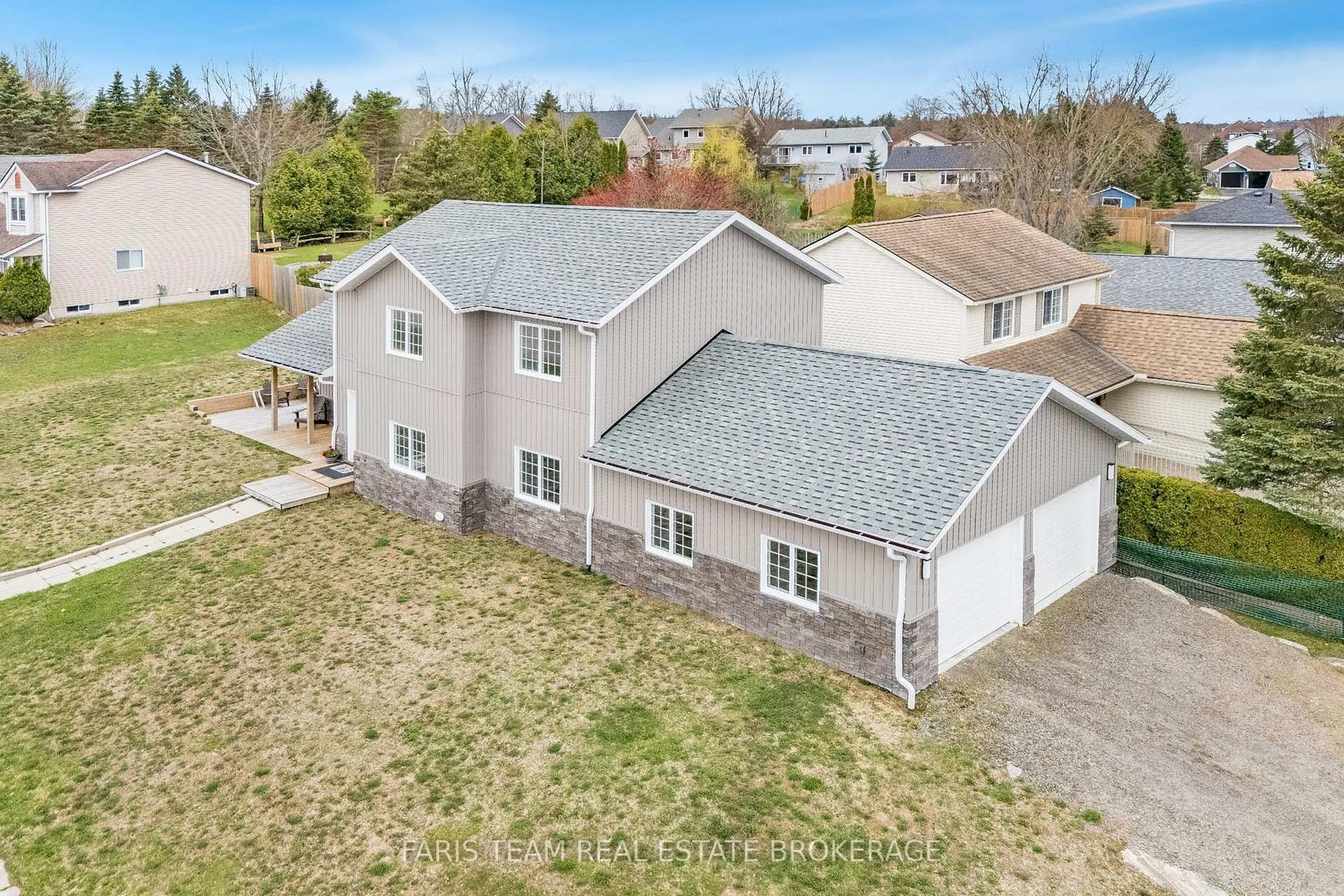 A pic from outside/outdoor area/front of a property/back of a property/a pic from drone, unknown for 15 Lankin Ave, Bracebridge Ontario P1L 1Y4