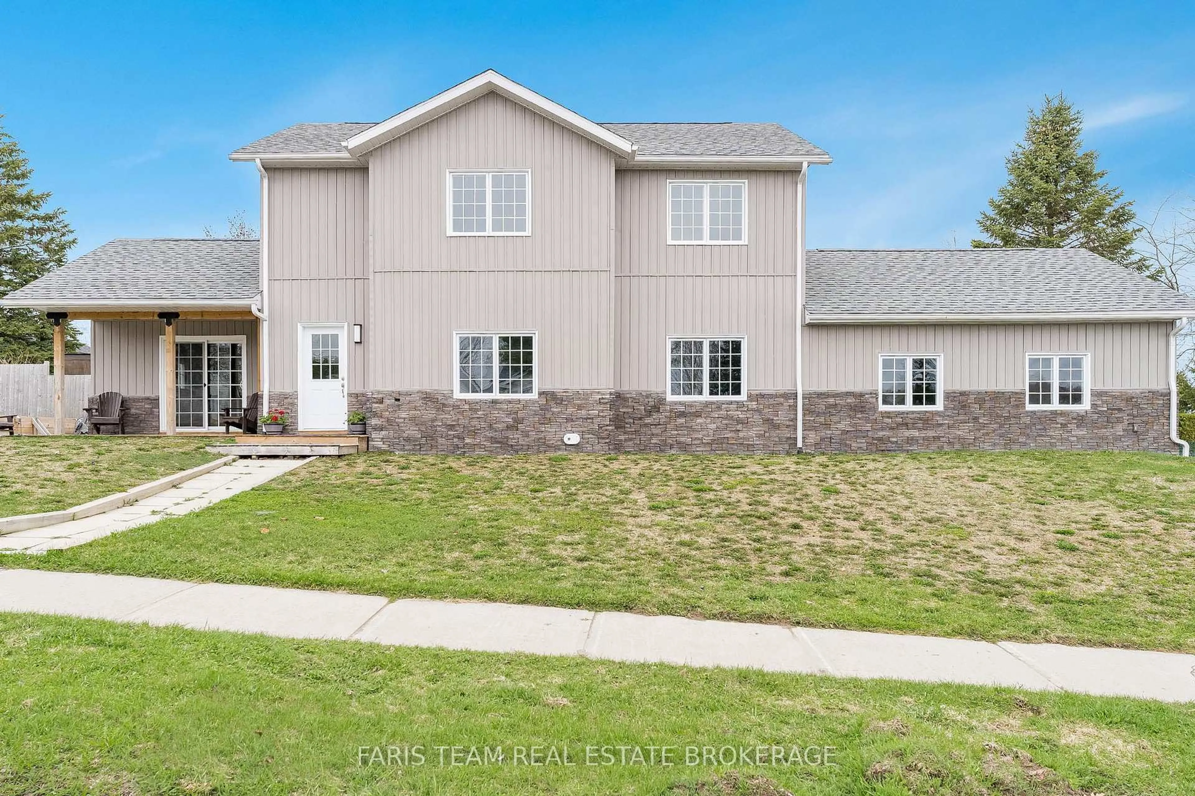 Home with vinyl exterior material, building for 15 Lankin Ave, Bracebridge Ontario P1L 1Y4