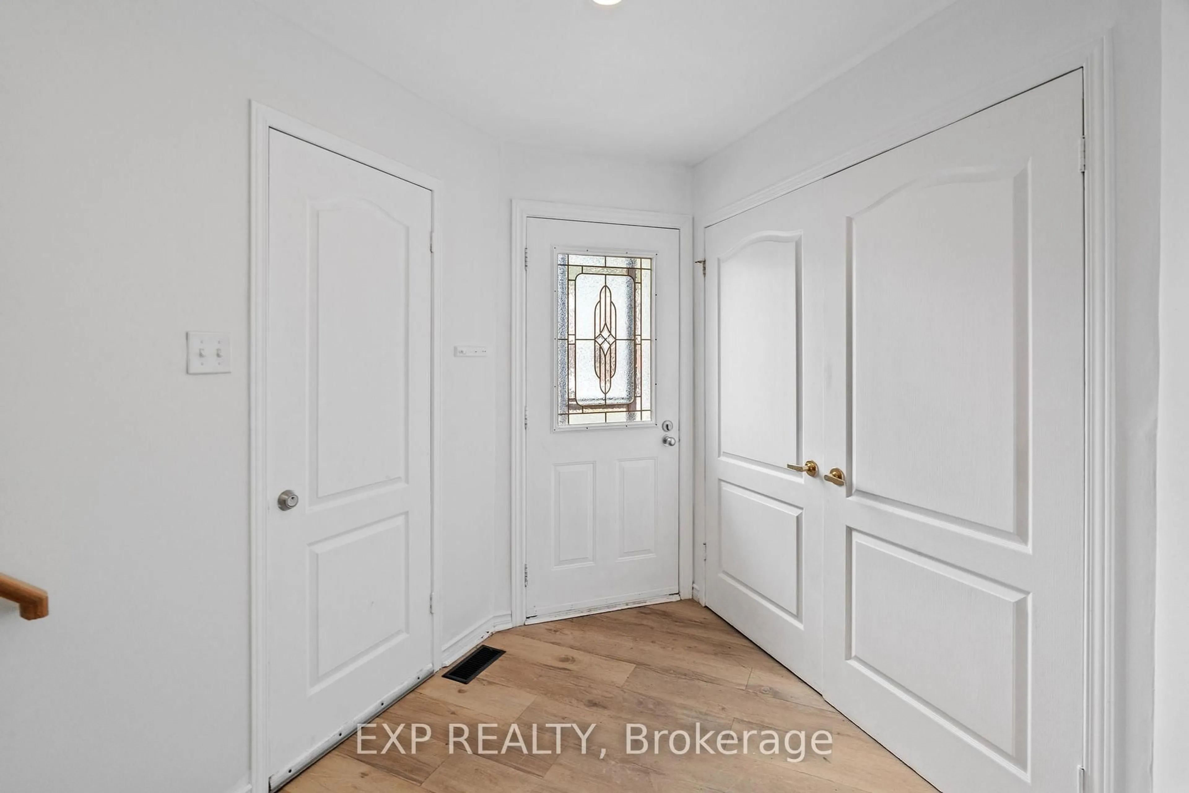 Indoor entryway for 195 Main St, Lucan Biddulph Ontario N0M 2J0