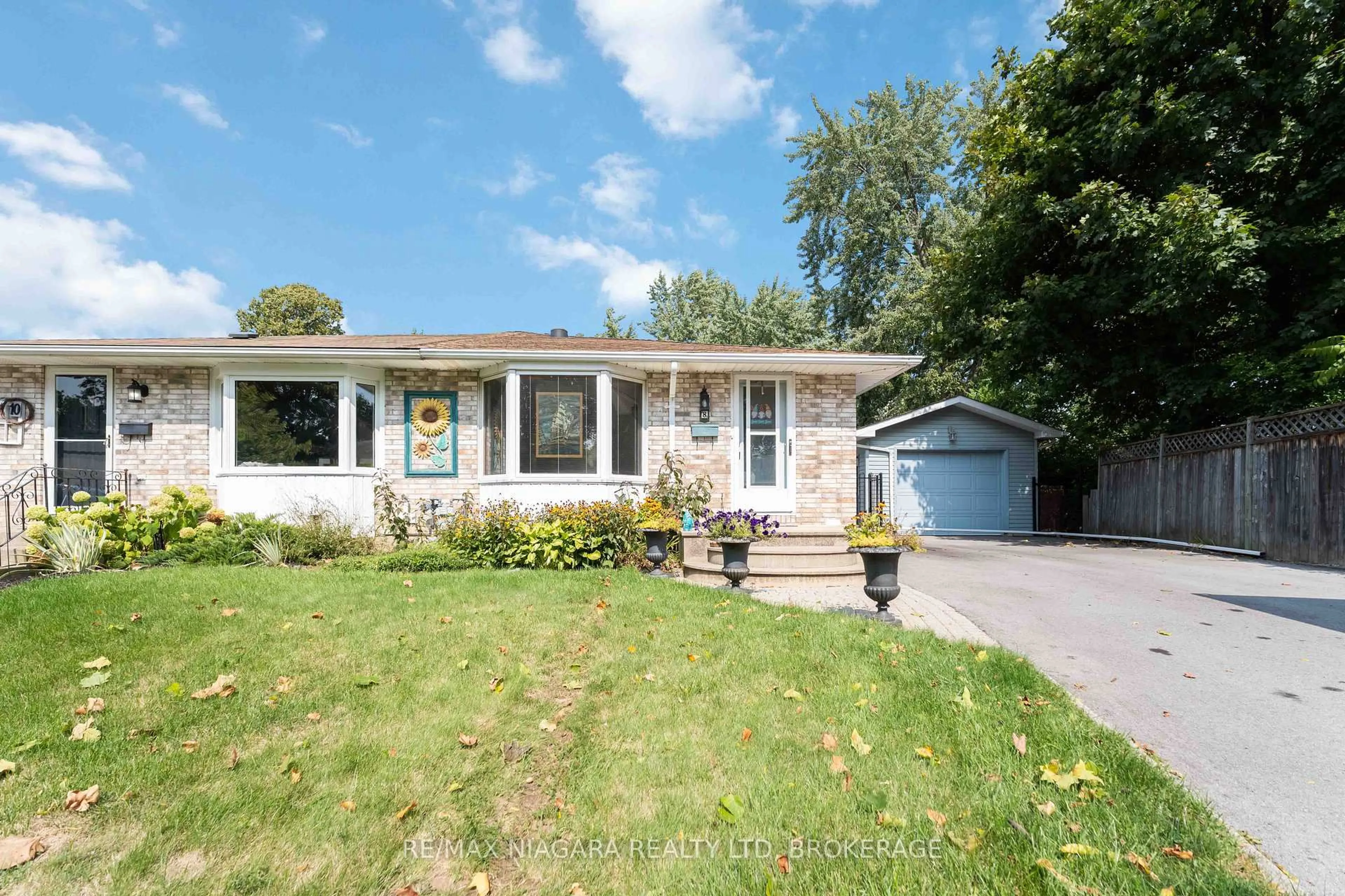 Home with vinyl exterior material, street for 8 Huntingwood Gate, St. Catharines Ontario L2N 4J9