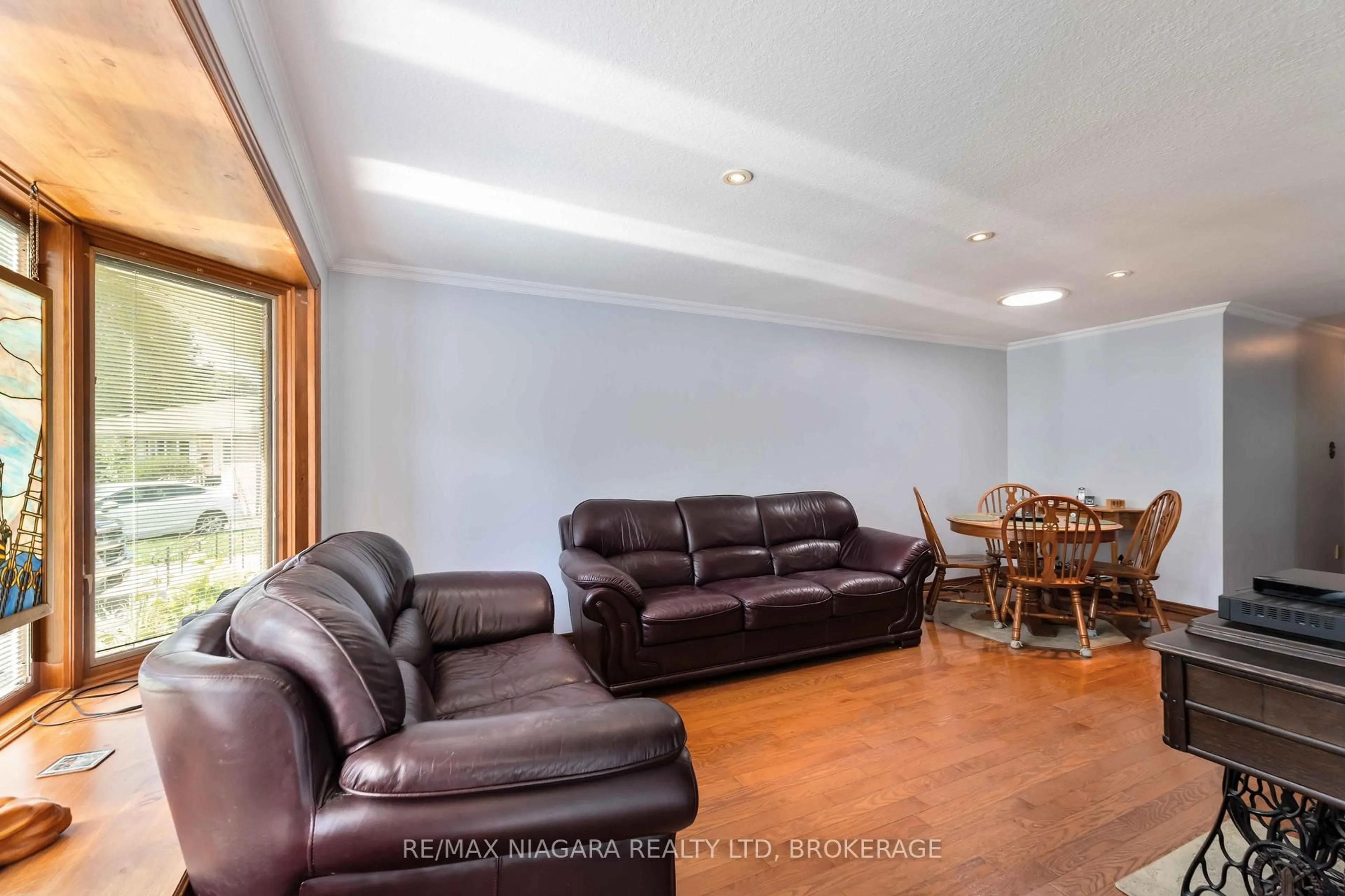 Living room with furniture, wood/laminate floor for 8 Huntingwood Gate, St. Catharines Ontario L2N 4J9