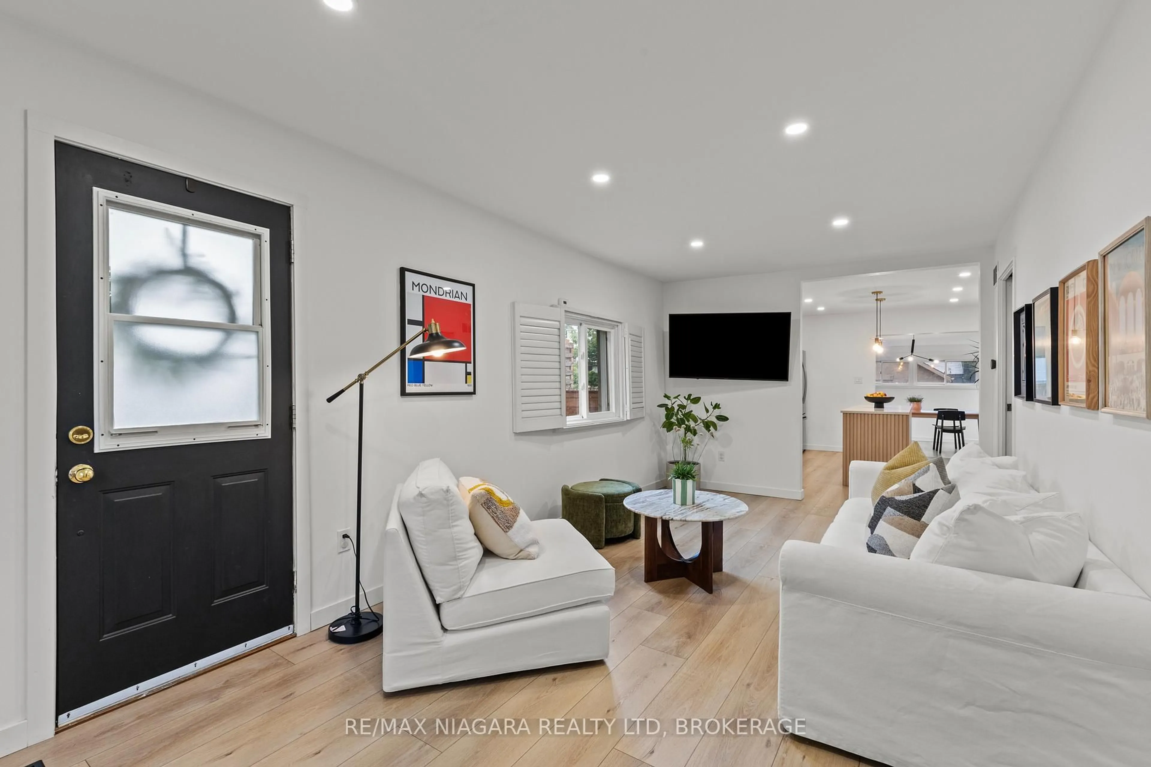 Living room with furniture, unknown for 9 Shelley Ave, St. Catharines Ontario L2N 5L4