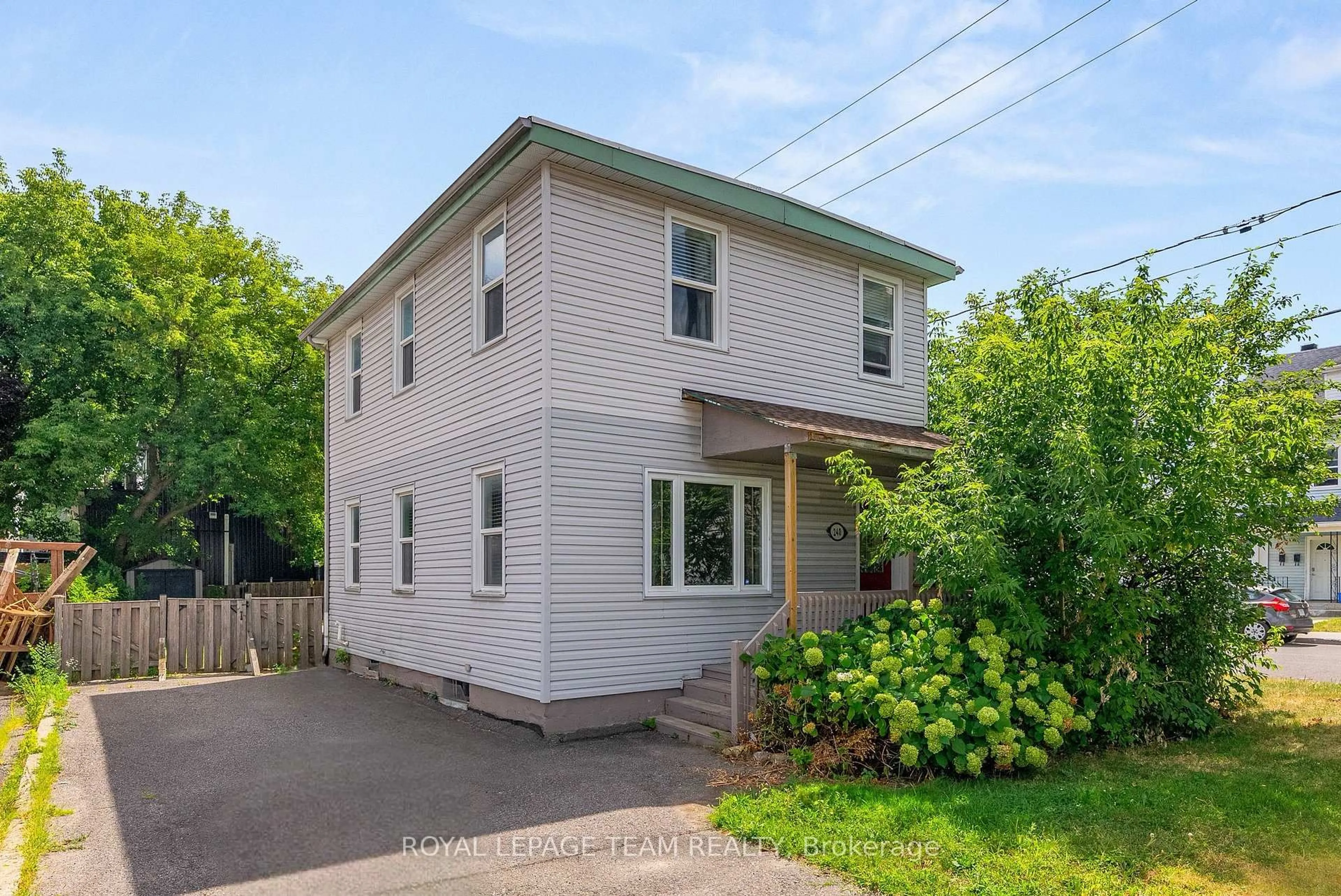 Unknown for 240 Garneau St, Ottawa Ontario K1L 7T8