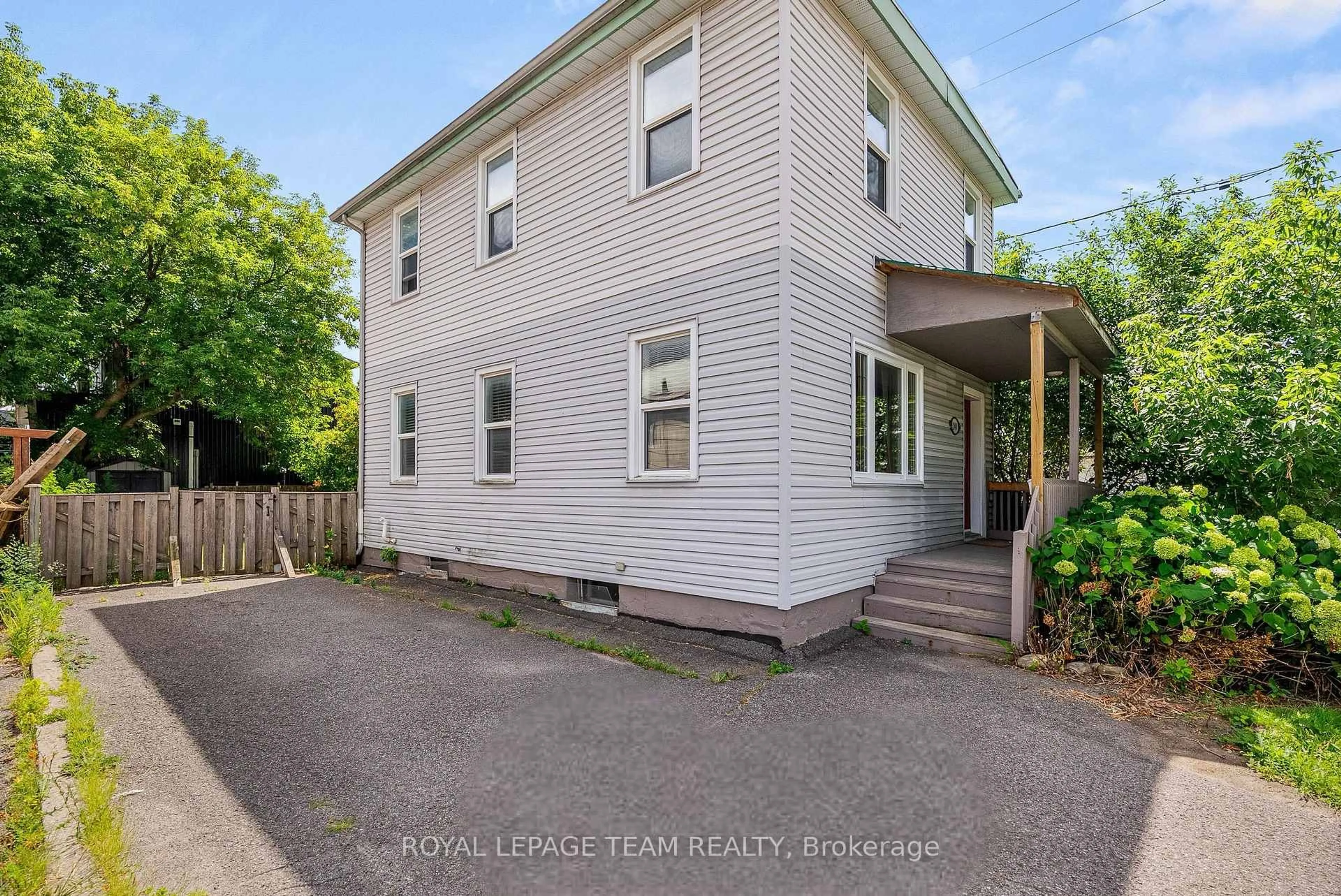 A pic from outside/outdoor area/front of a property/back of a property/a pic from drone, street for 240 Garneau St, Ottawa Ontario K1L 7T8